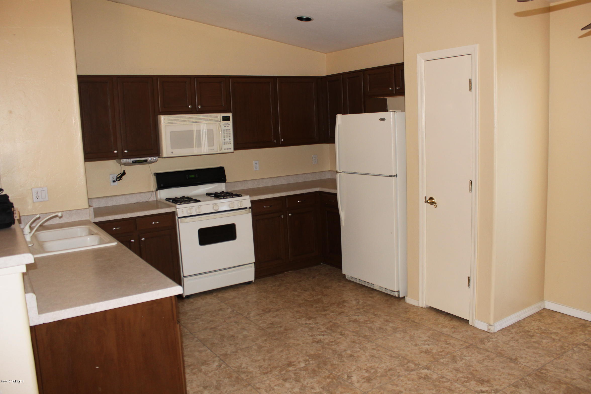 Nice home with high vaulted ceilings and fans. Split bedroom plan with large master bedroom.  Near shopping, schools, parks and interstate.  Ready for new tenants.