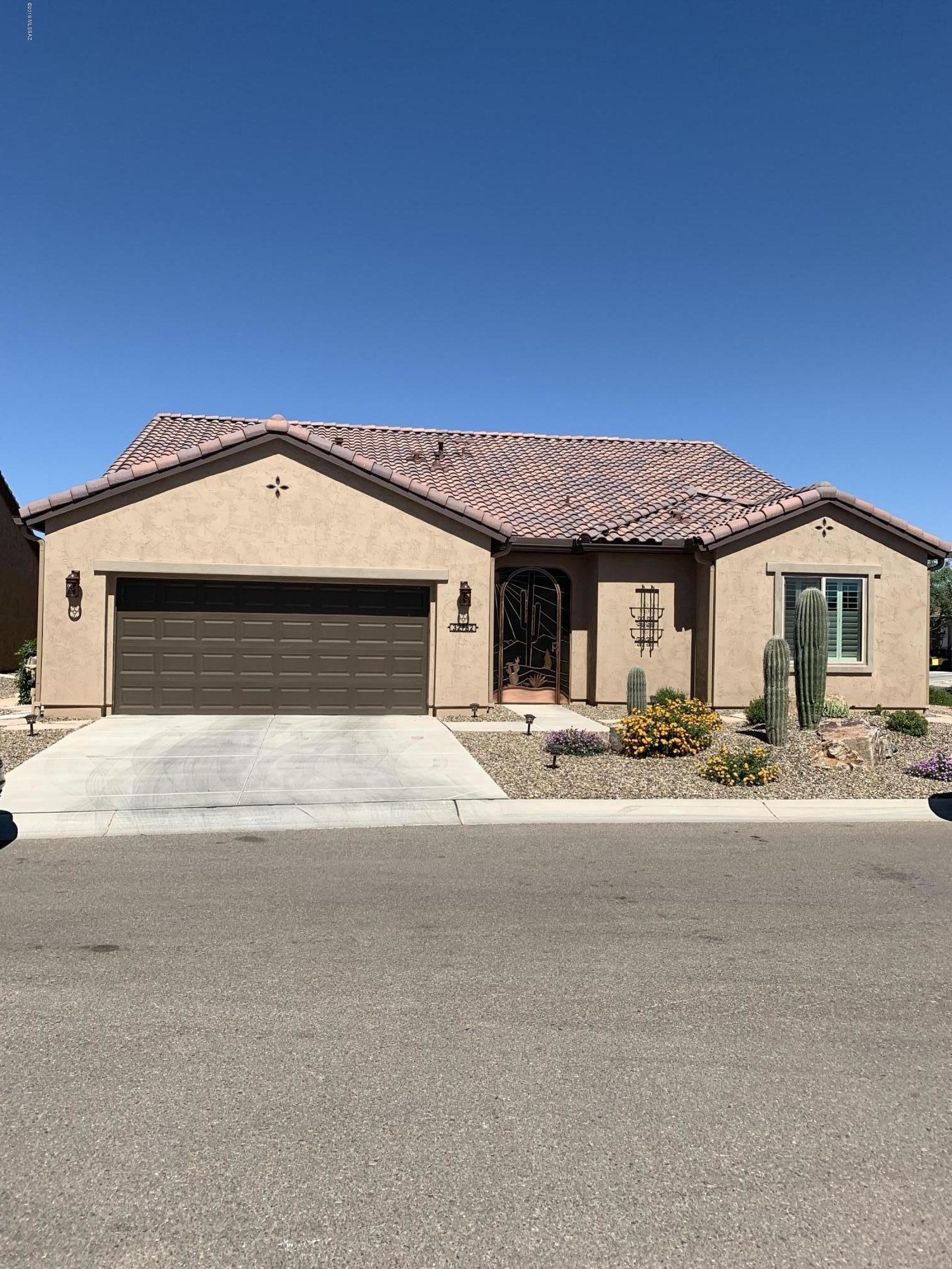 Nicely finished Artesa model in beautiful SaddleBrooke Ranch.  Great corner lot with sunset and some mountain views.