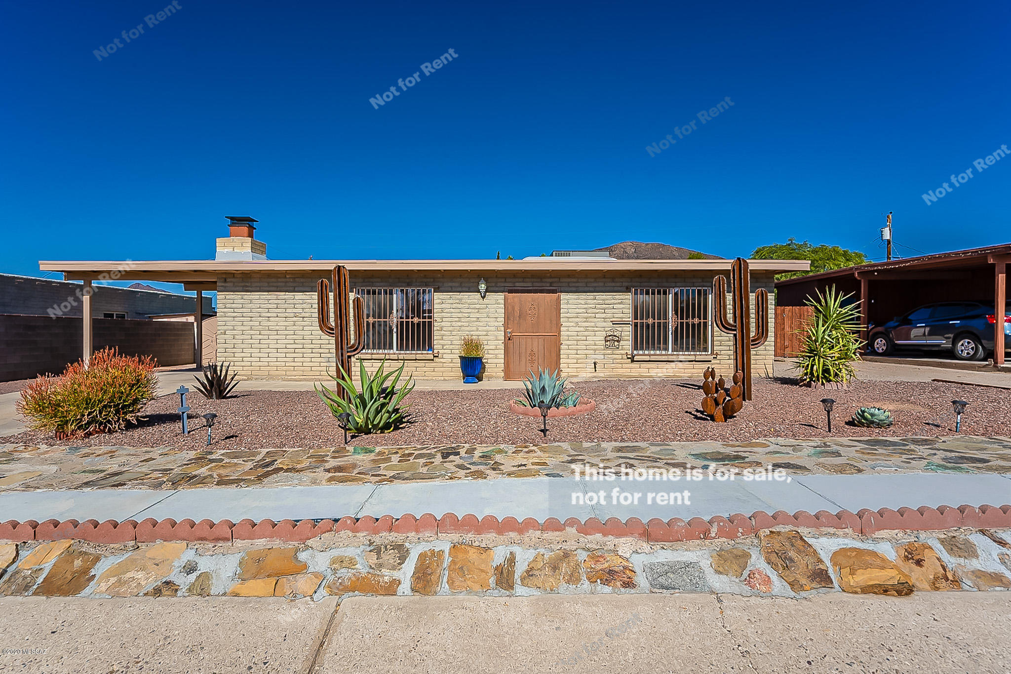 This Tucson one-story cul-de-sac home offers quartz countertops and stainless steel appliances. This home is vacant and cleaned regularly.