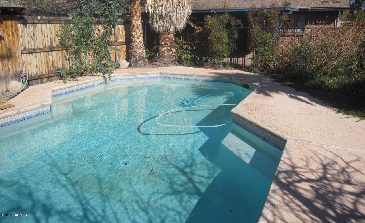 Fabulous location in POET'S CORNER! 2br/2ba with den/office. Private backyard with sparkling private pool and lush landscape/garden! MUST SEE!