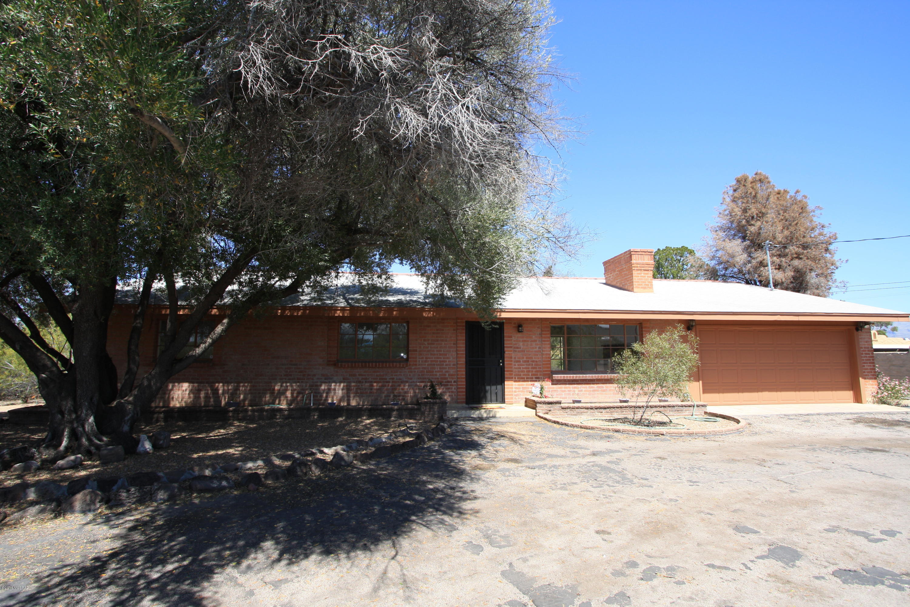 Completely remodeled 3bdr/2ba in Central Tucson! Stunning kitchen w/granite counters and stainless steel appliances.
Beautiful hardwood floors and new carpet.
Split bedroom floorplan, huge backyard, two car garage and covered patio.