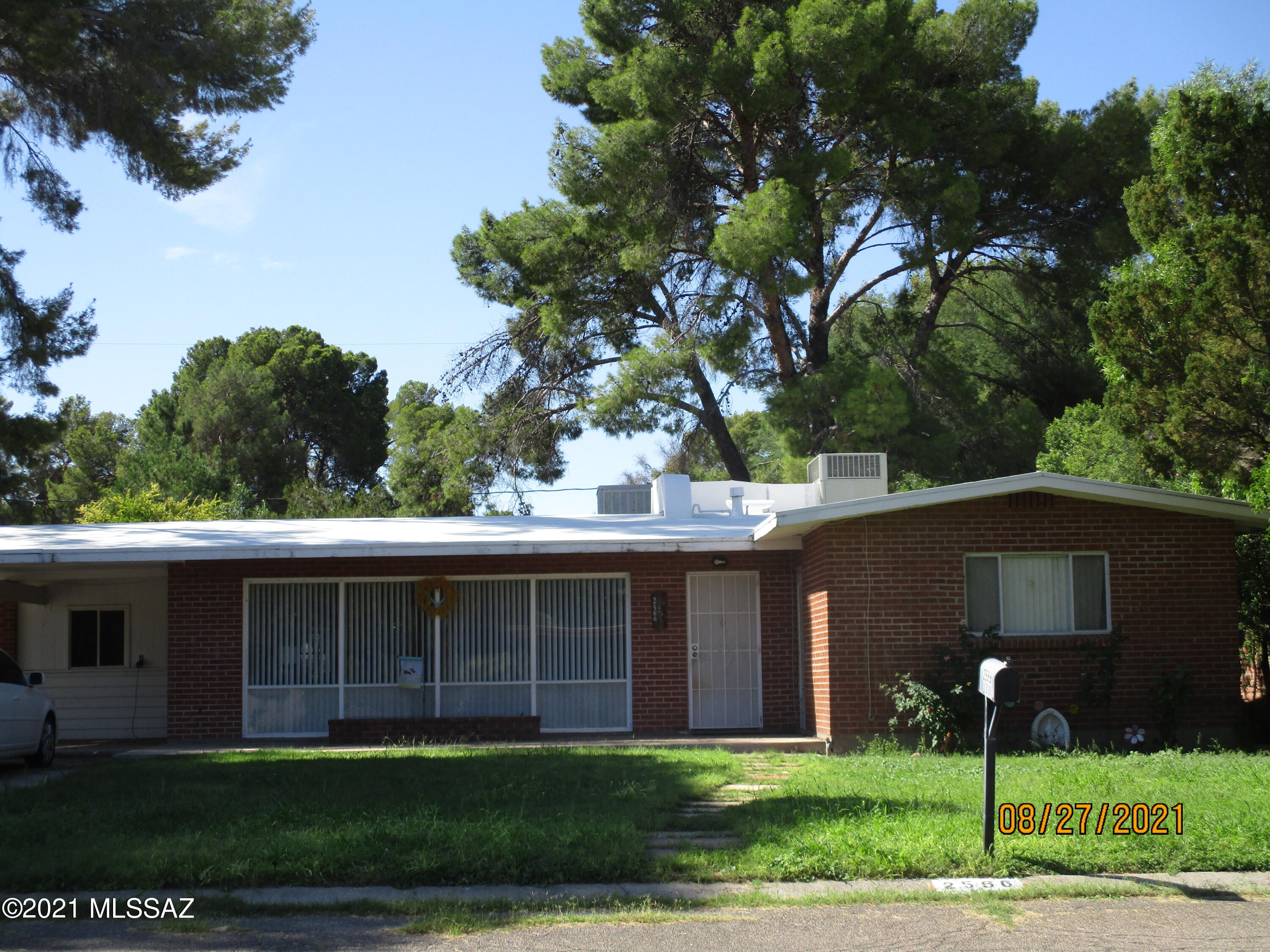 Charming home located in Winterhaven surrounded by lush, mature vegetation and awesome Mountain Views. Bright and open floorplan with lots of windows. Saltillo tile and plush carpeting throughout. Don't miss out on this wonderful home!