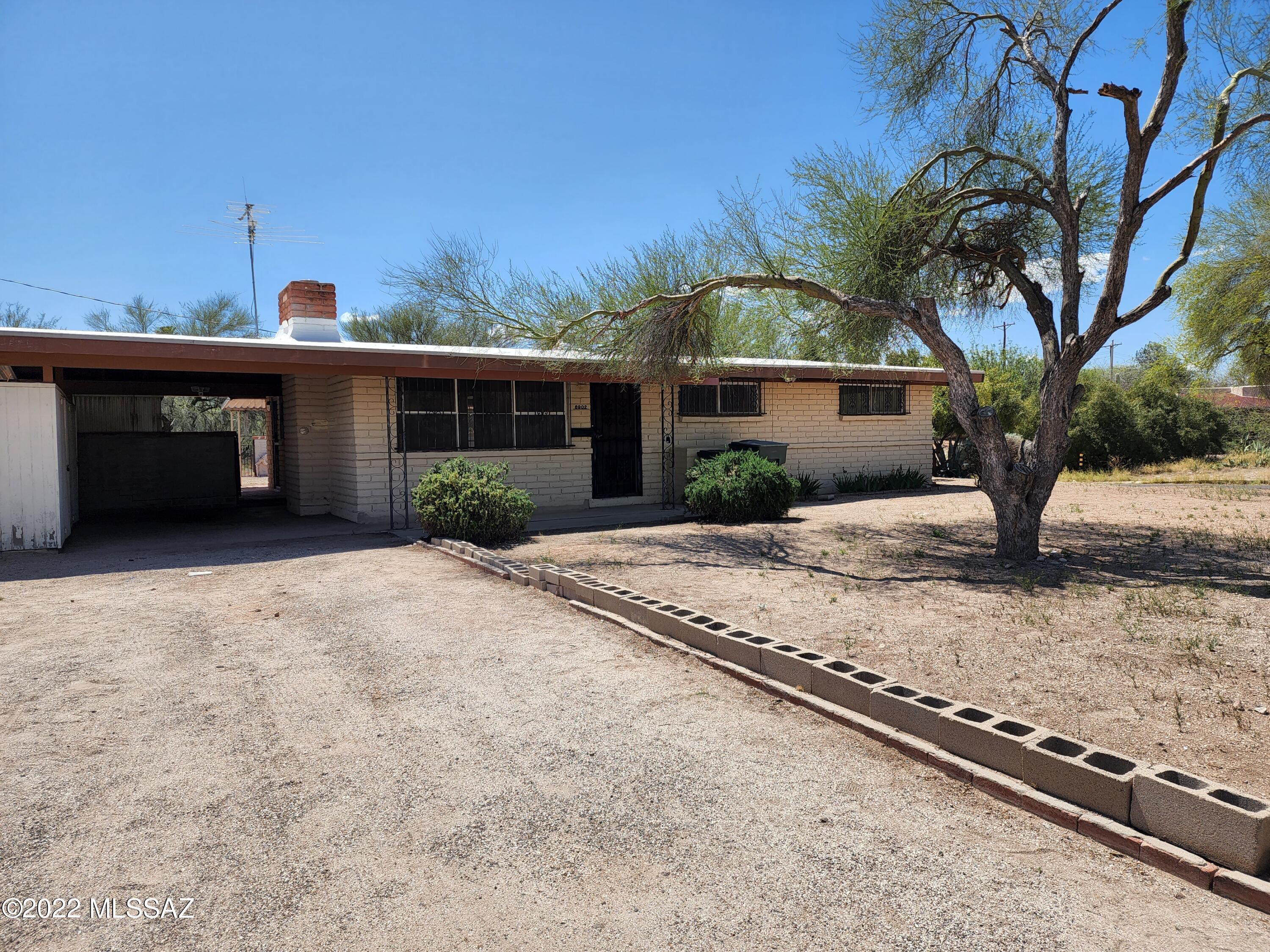 Come all and bring your imagination! This is a fix up with lots of potential. Over 10,000 sq ft corner lot with endless possibilities. Huge gate in back to bring in all of your toys! Boats, work trucks, storage sheds, RV's you name it. Sweet fireplace. Roofsavers report says new roof needed.