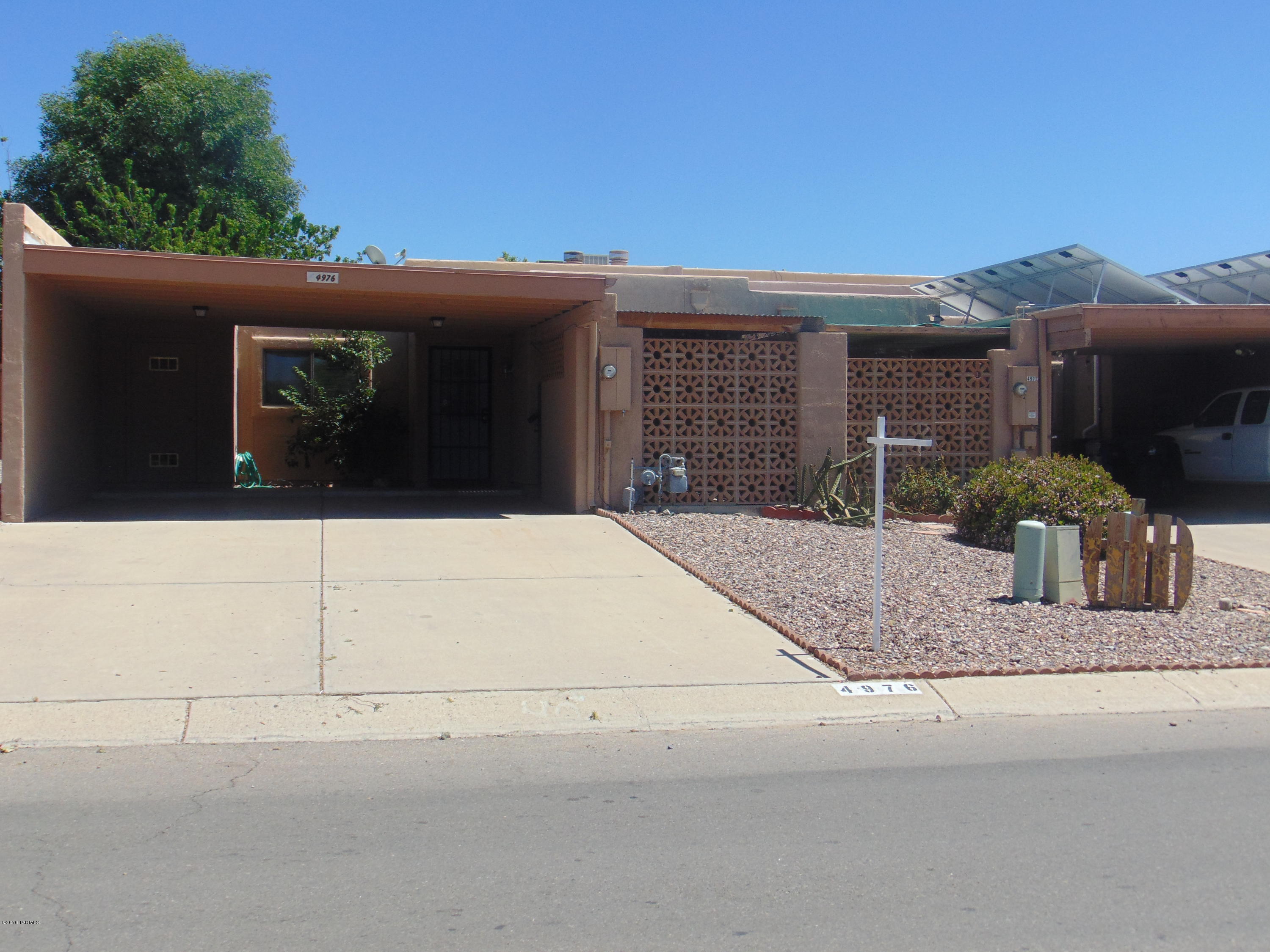 Come see this charming townhome.  It has high ceilings and tons of storage.  Rooms are spacious. This home is just too cute!
Near Children's Memorial Park and Rillito River walk.  Enjoy the community pool and spa. This is a move-in ready home!