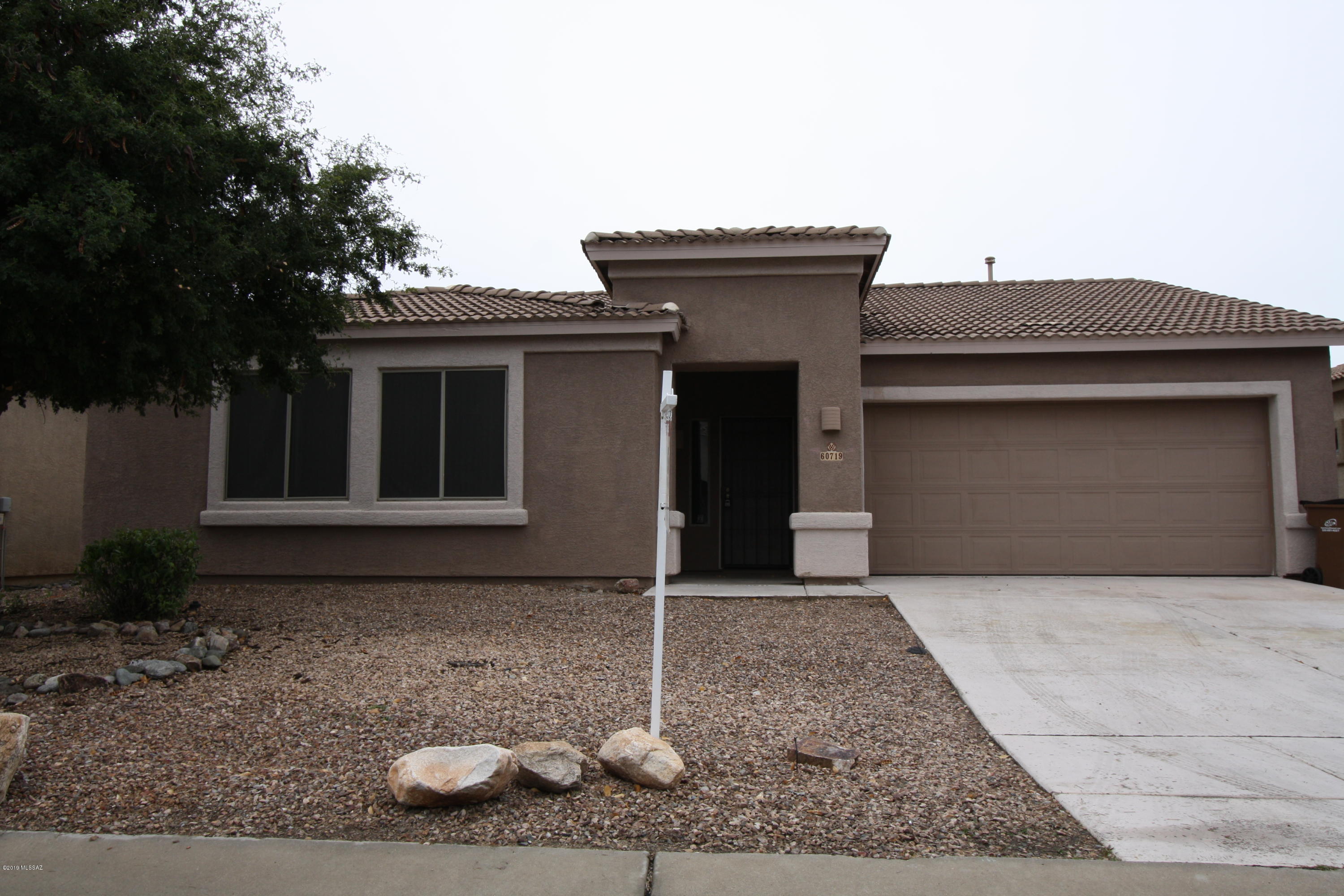 Great 3 bd/ 2 bath home with spectacular views. Huge backyard. Built in BBQ/island lots of flagstone. Ceiling fans, Marble counters in bathrooms. Big walk-in closet in master. Refrigerator, stove/oven, dishwasher, microwave, disposal, washer & dryer.