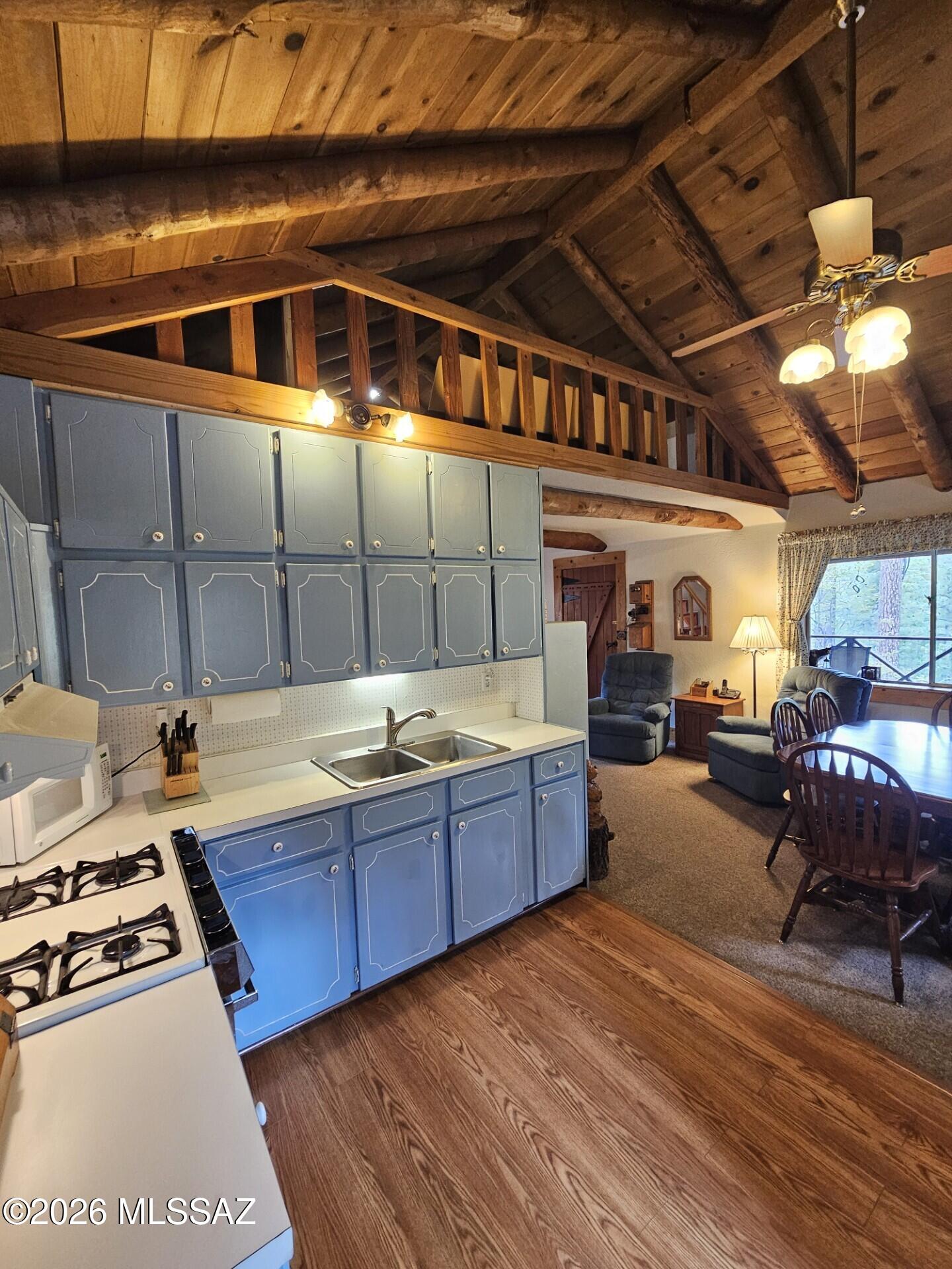 Loma Sabino Pines - Residential