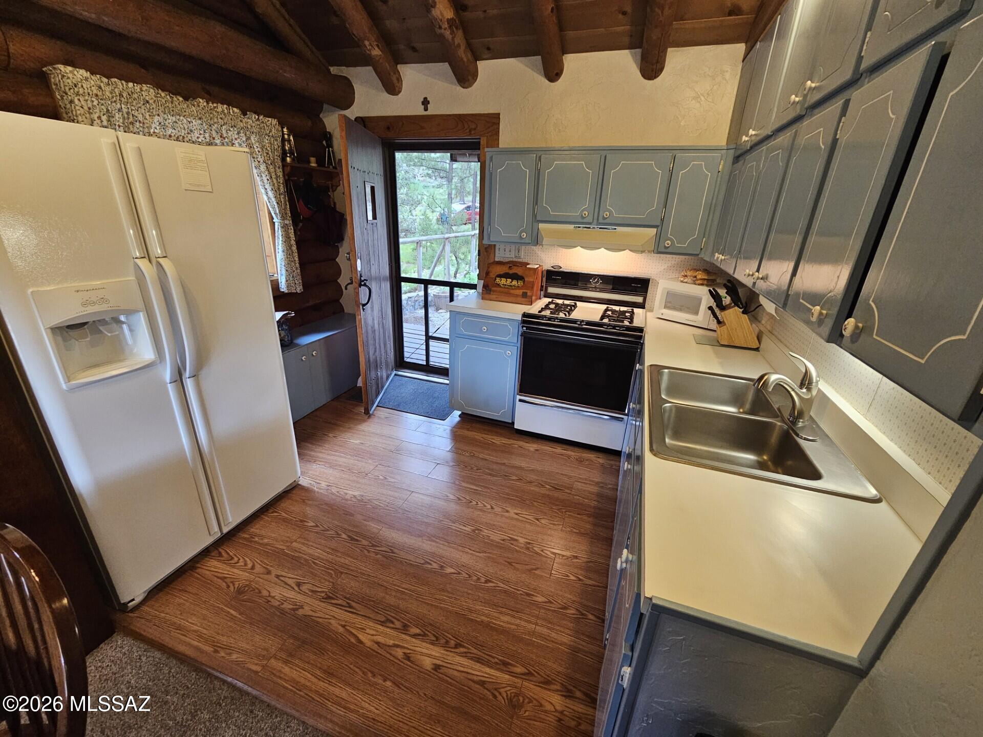 Loma Sabino Pines - Residential