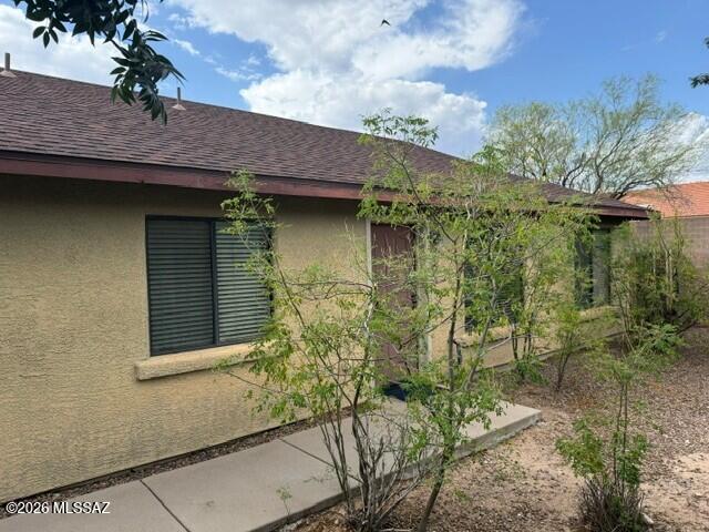 Beautiful 3 Bedroom, 2 Bath or 2 Bedroom with Den, features high ceilings, Central Air Conditioning, Stainless Steel Appliances, Stackable Washer/Dryer, private patio, dual paned windows, fire sprinkler system, covered parking - all in one great location near shopping, bus lines and walking path. Vinyl Plank Flooring Throughout. Call today, this will go quickly! Built in 2007...East end unit of Triplex.