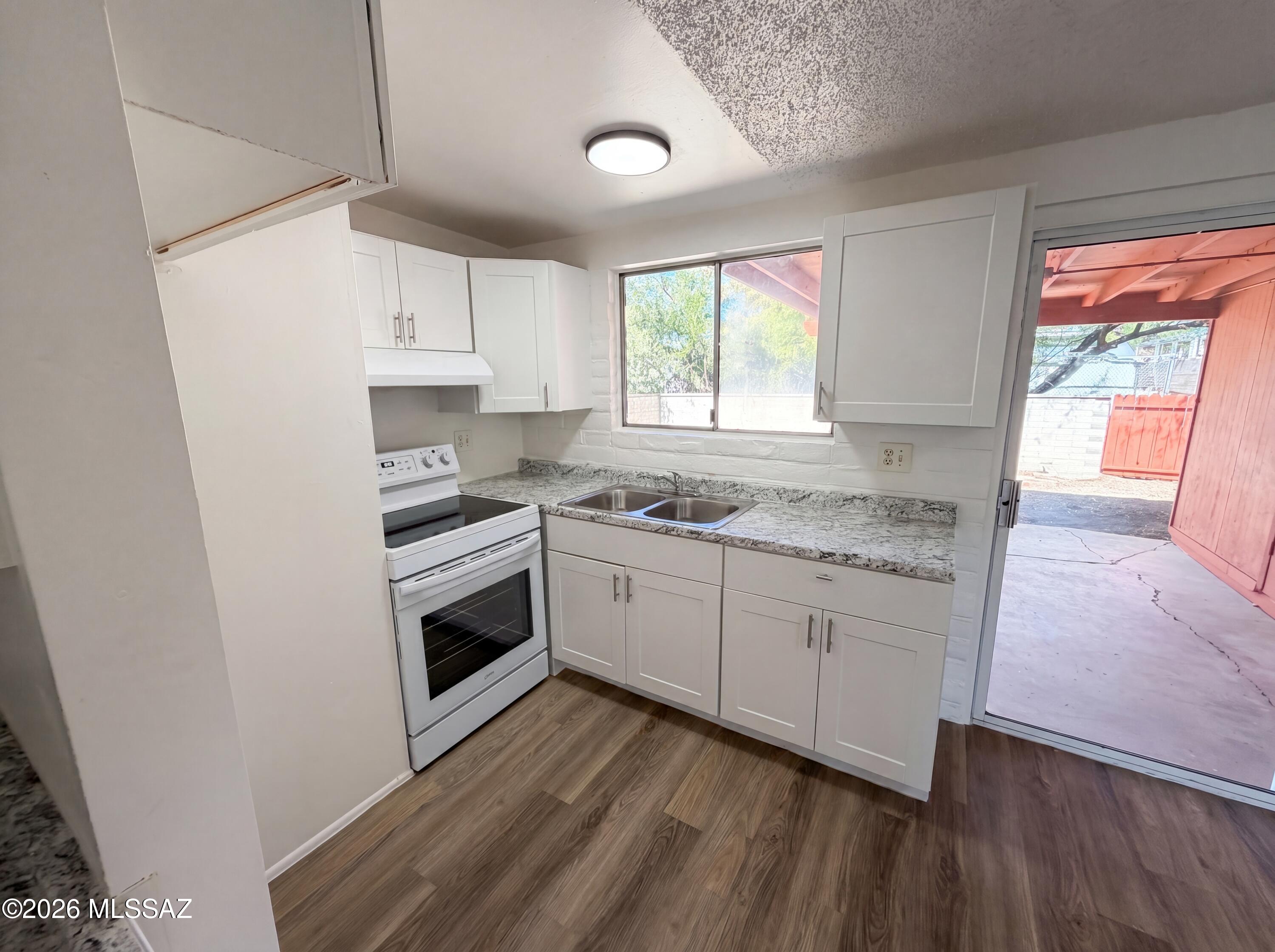 MOVE-IN READY AND FRESHLY UPDATED!
Welcome home to this beautifully refreshed 2-bedroom, 2-bathroom home in Tucson! Enjoy the fresh, clean feel throughout with NEW interior paint, NEW flooring, and updated kitchen appliances. The bathrooms have also been refreshed, giving the home a welcoming, updated look. Whether you're looking for a comfortable place to call home, downsizing, or searching for your next investment opportunity, this property is ready for its next chapter. And it includes a 100-Day Armadillo Home Warranty! Don't miss your chance to make this Tucson home your own!
