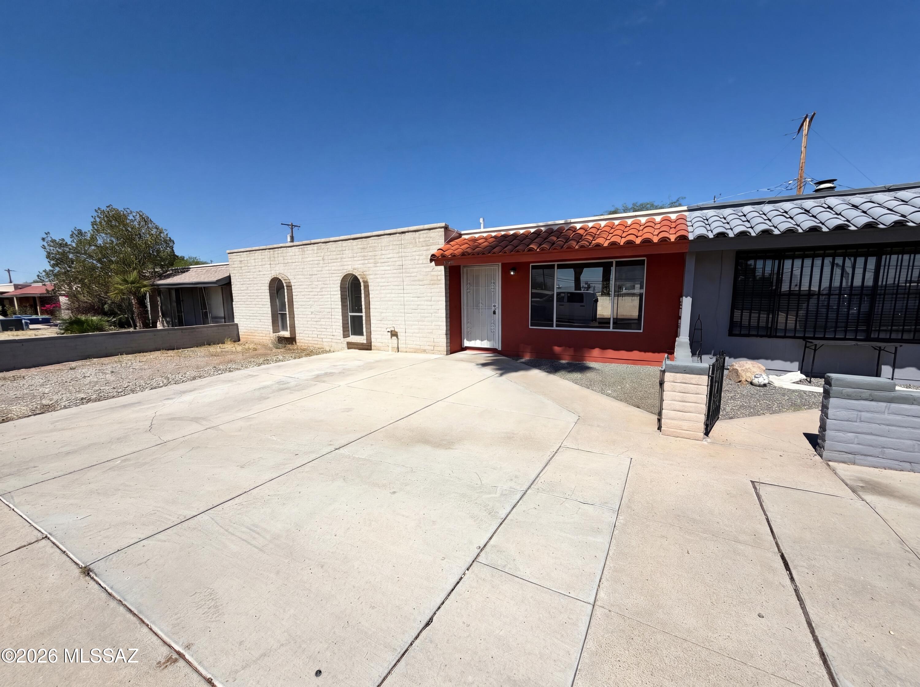 MOVE-IN READY AND FRESHLY UPDATED!
Welcome home to this beautifully refreshed 2-bedroom, 2-bathroom home in Tucson! Enjoy the fresh, clean feel throughout with NEW interior paint, NEW flooring, and updated kitchen appliances. The bathrooms have also been refreshed, giving the home a welcoming, updated look. Whether you're looking for a comfortable place to call home, downsizing, or searching for your next investment opportunity, this property is ready for its next chapter. And it includes a 100-Day Armadillo Home Warranty! Don't miss your chance to make this Tucson home your own!