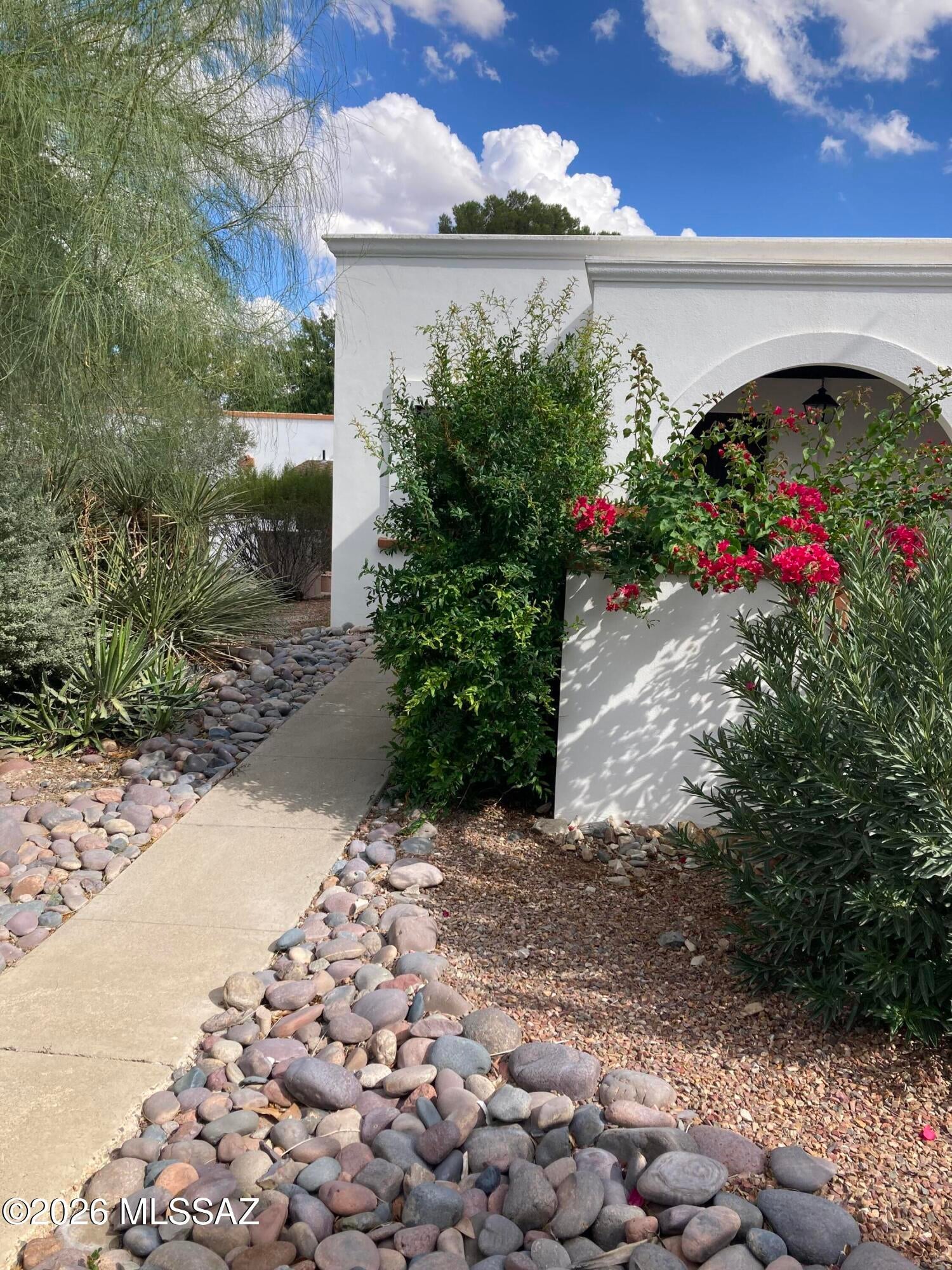 Beautiful Green Valley golf and recreation community, quiet, clean and safe. Amenities of close shopping and medical needs, supercenter three miles , groceries one mile walking distance, GVR ten minute walk , pharmacy five minute walk . Pool pavilion one minute walk. Beautiful landscaped Villas West Condos!
