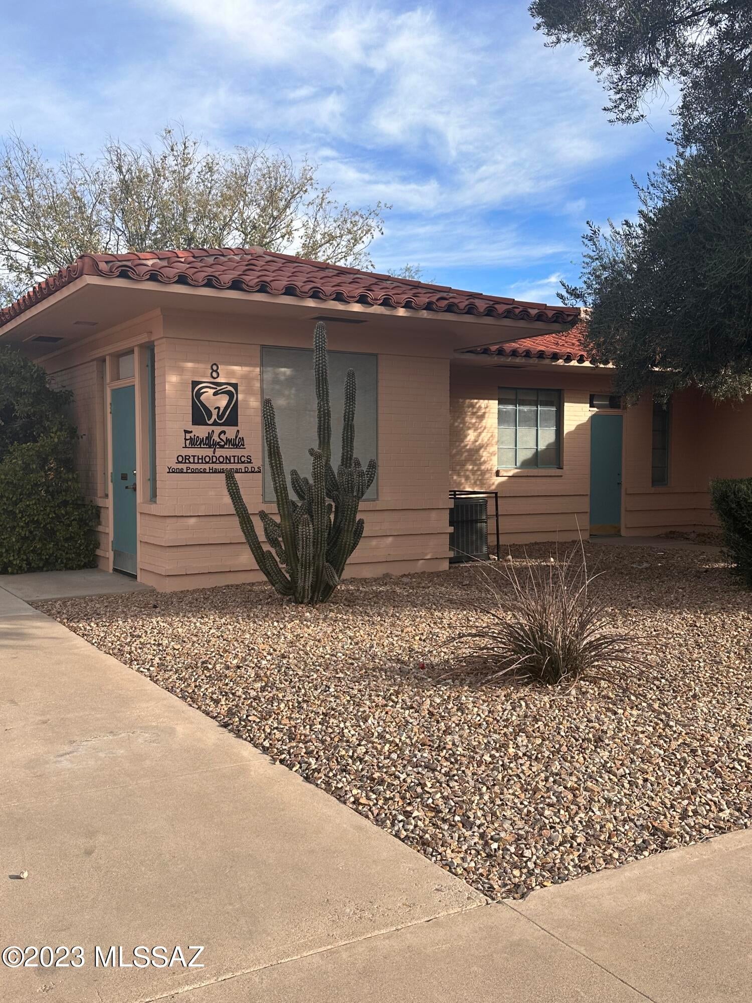 951 SF Professional Medical Condo located in Tucson Medical Square for Lease at $16.00/SF ($1,268.00) per month, Modified Gross.  Previously a Dental office with large reception area, 3 exam rooms (equipped with pluming & electrical), private office, work area, kitchenette and private restroom.  Located near University of Arizona, and Banner University Medical Center.
Also for Sale see MLS #2400032