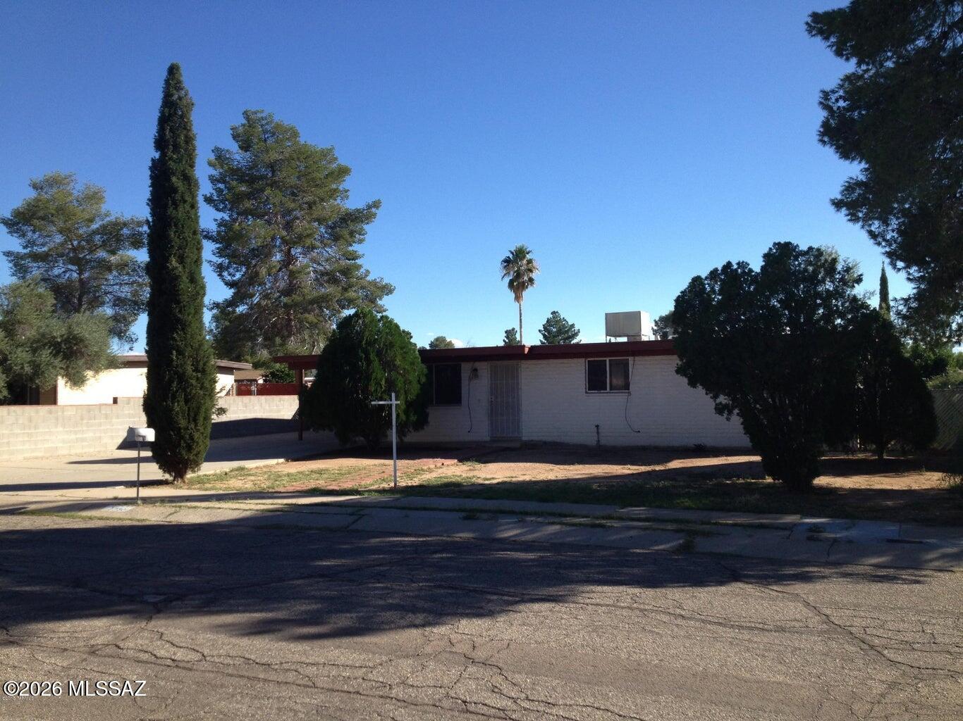 Fabulous 3/2 home with LOADS of space! Waiting for YOU! Plenty of room to stretch out in this home, big bedrooms and spacious living and family rooms! Not to mention the HUGE backyard! Dont miss out on calling this place HOME! CALL for your showing TODAY!