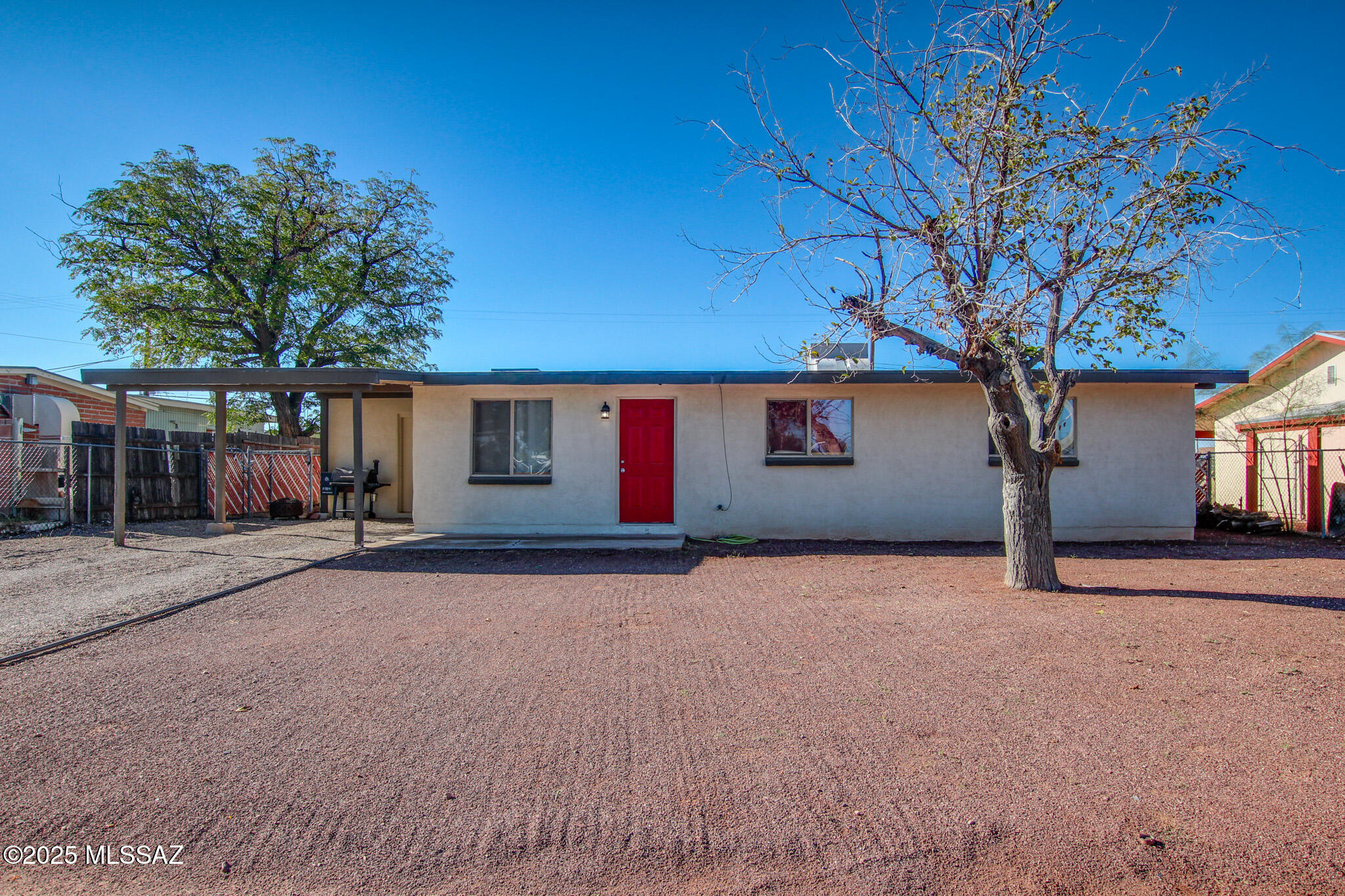 Move-in ready and beautifully maintained! This spacious home offers 3 bedrooms and 2 bathrooms, featuring stainless steel appliances, modern ceiling fans, and abundant natural light from numerous windows. Enjoy the convenience of a carport and a large backyard with plenty of room to relax or entertain. Ideally located near parks with easy
freeway access. A must see!