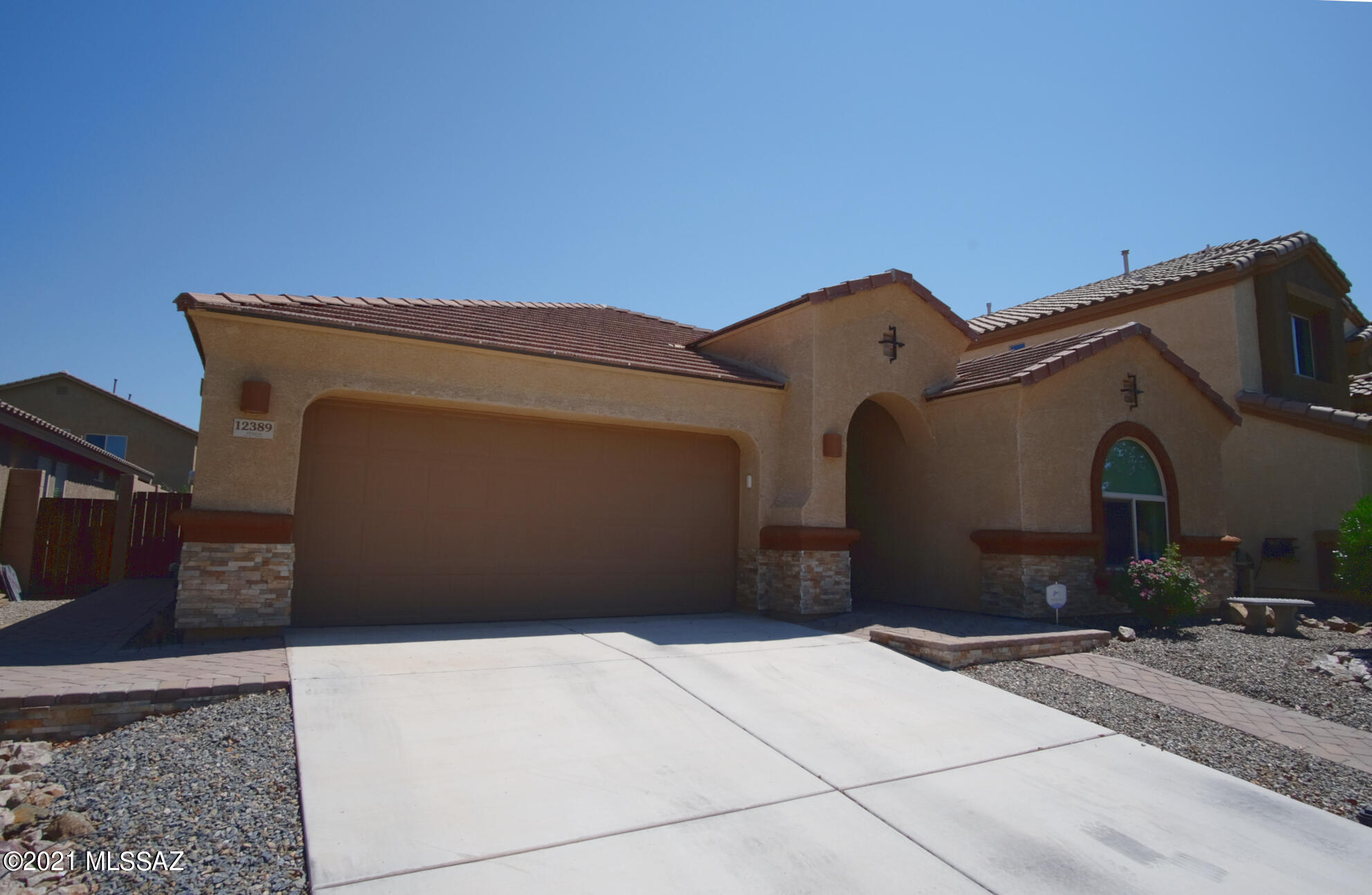 Text for a Walkthrough Video/more info. AVAILABLE FOR JULY MOVE IN TENANT-OCCUPIED DO NOT DISTURB Vail Schools 4 Bedroom/3 Bathroom + Den 2230sf Home with Premium Finishes throughout including; granite counters, stainless appliances w/ double ovens, convection cooktop, 2 pantries, + Kitchen island; ceramic tile/laminate plank floors throughout; master BR suite w/ double vanities + walk-in closet; oversized Den; 2 car garage; and walled-in backyard w/ outdoor grill + prep area, extended patio, and artificial turf. 1yr minimum Lease. Costs incl; non-Refundable $50/adult Application, $2300 Security Deposit, $150/pet + $350 Pet Deposit with approved pet, $450 cleaning. Tenant pays all utilities.