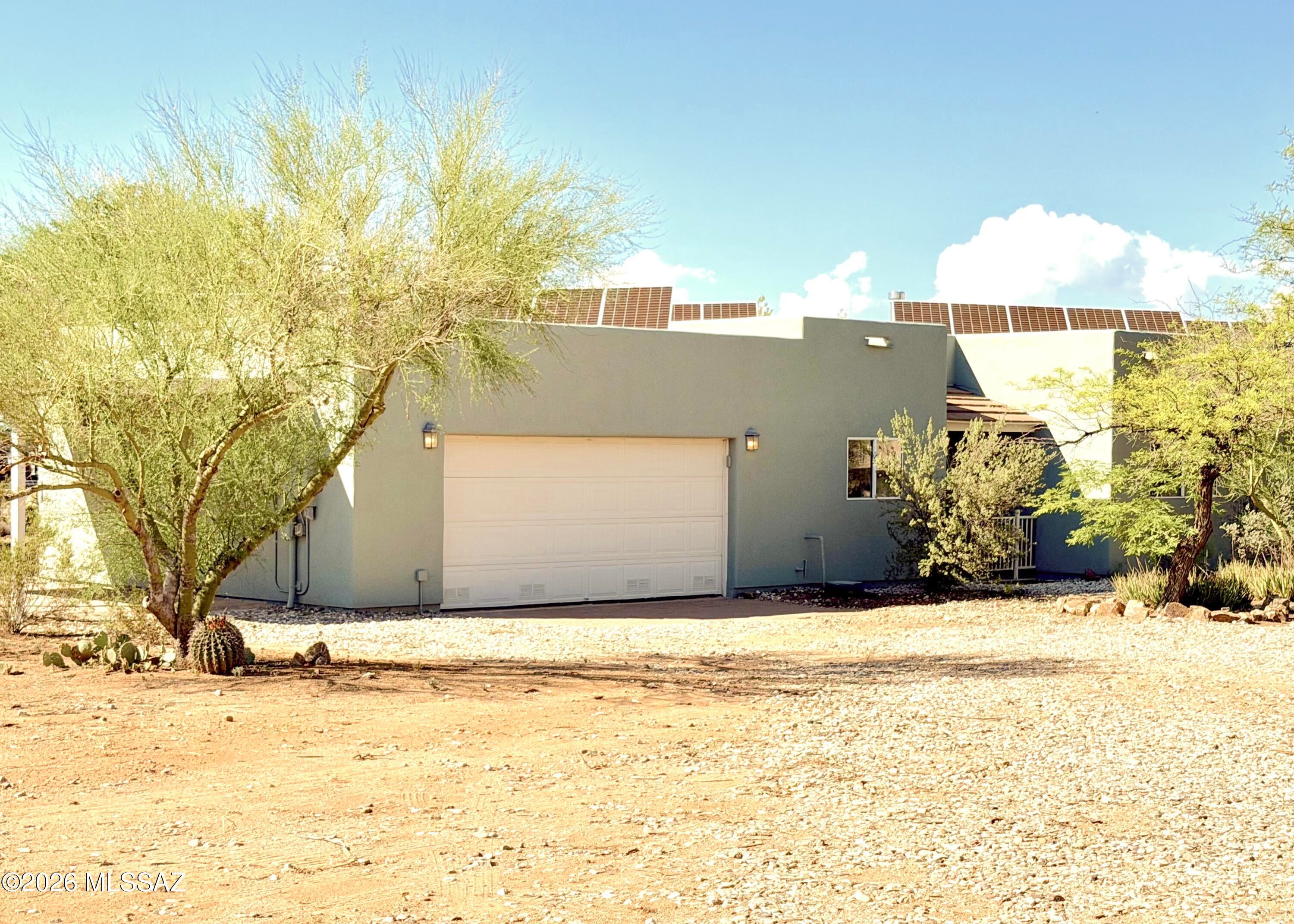 This one checks all the boxes - Just over an acre, no HOA, owned solar, horse property with recent renovations and updates, mountain views...and in the Vail Unified School District! If you like space, want to add more to your property, have somewhere to keep your camper and other toys, but still want to be within 15 minutes of shops and other conveniences, this one's for you! Now showing and accepting backup offers.