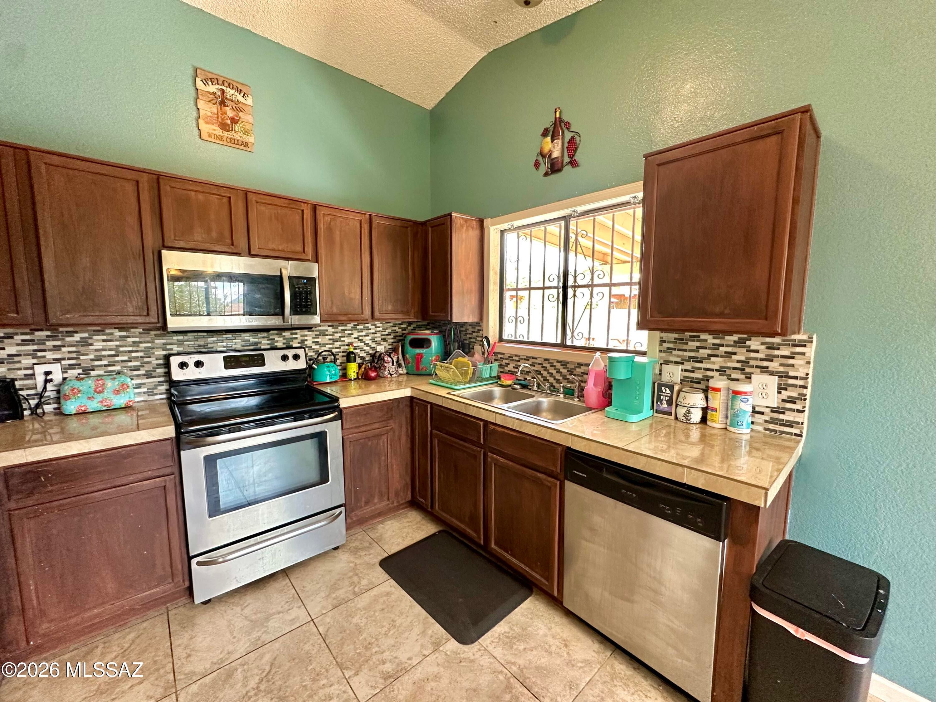 Updated Midvale Park home with one of the larger lots in the neighborhood! Open living area, split-bedroom floor plan, covered patio, 2-car garage, and oversized backyard with endless potential. Convenient location near schools, shopping, parks, and I-19 access.