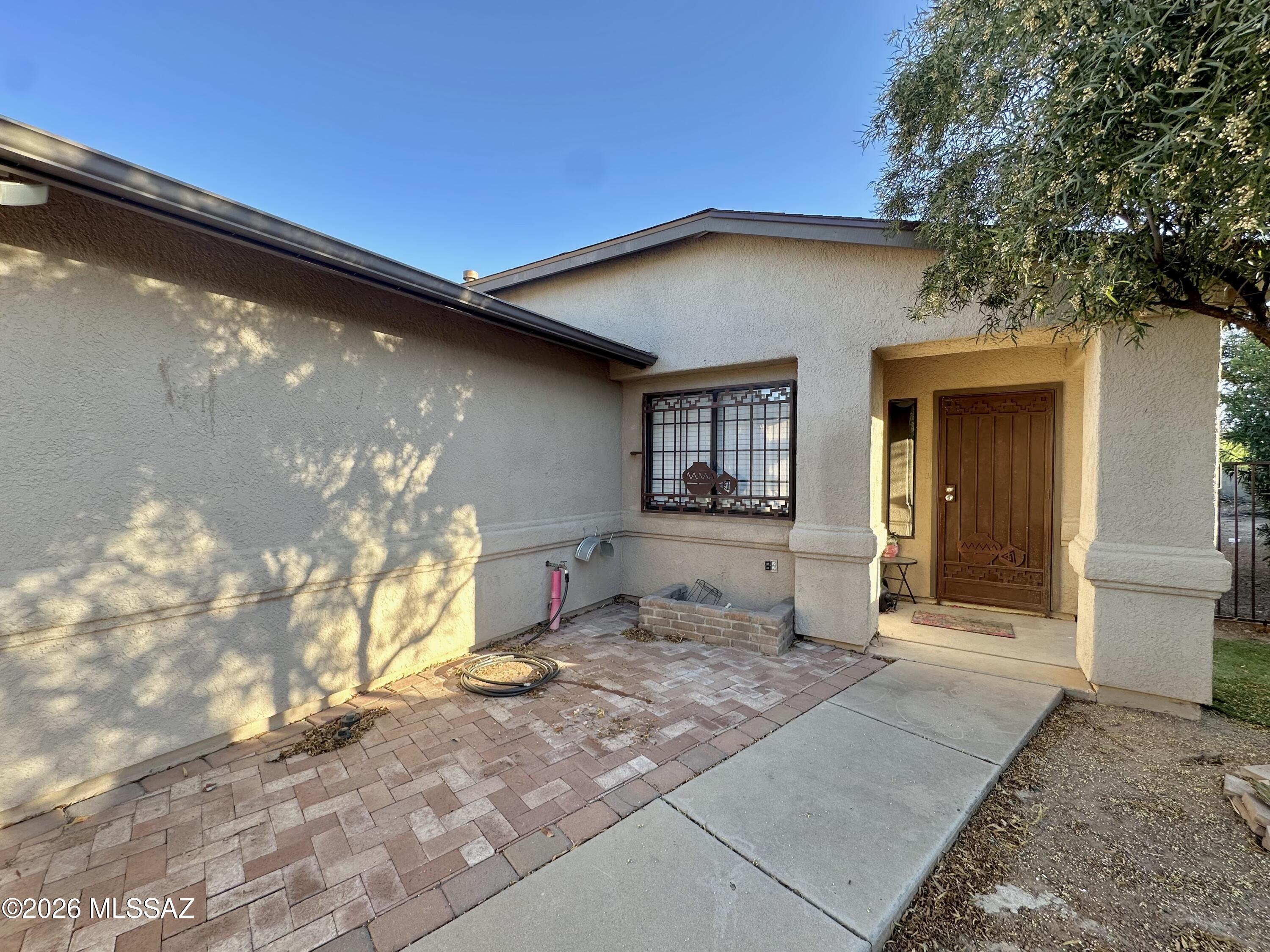 Updated Midvale Park home with one of the larger lots in the neighborhood! Open living area, split-bedroom floor plan, covered patio, 2-car garage, and oversized backyard with endless potential. Convenient location near schools, shopping, parks, and I-19 access.