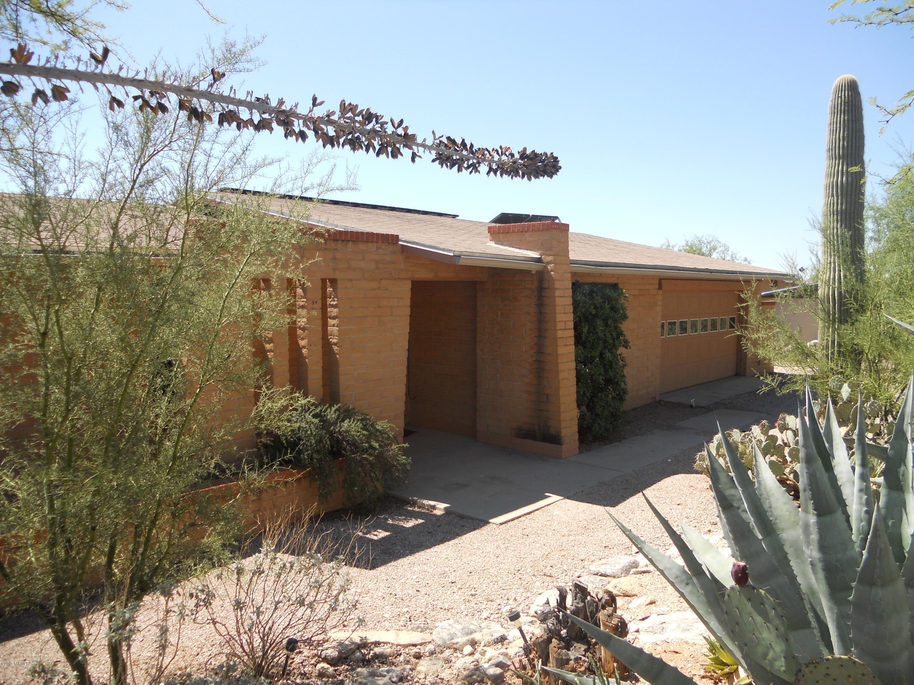 Desirable Foothills Clusters home!  Ideally situated on a spacious .37 acre lot on a quiet cul-de-sac.  Interior offers large living space including an open kitchen with built in hutch, family room plus a spacious den/4th bedroom.  Exterior includes mature plantings and private back yard.  Solar power and solar hot water keeps electric bills in the $150/month range.  Has both evap and AC.