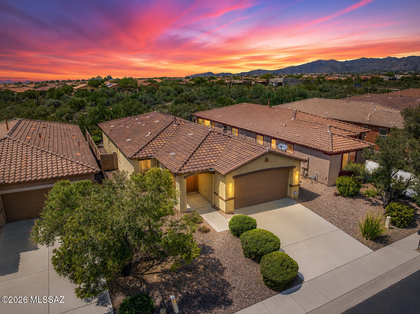 Range Price 499,000-524,900
Discover exceptional living in The Preserve at Dove Mountain! This meticulously maintained single-story home offers spacious great room & a gourmet kitchen featuring a large window overlooking the beautifully manicured rear yard & peaceful preserve area. Highlights include 8' interior doors, a private study with double doors, deluxe primary bath and custom closet, double oven, 5-burner gas cooktop, gas fireplace & 18'' tile set on the diagonal. The laundry room includes sink & cabinetry. Custom two tone paint & designer window treatments add style throughout. Additional features include an epoxy-floored 2-car garage, new water heater, water softener, & Tesla charging station. Pride of ownership shines! Seller is a Licensed Real Estate Broker in the State of Ari