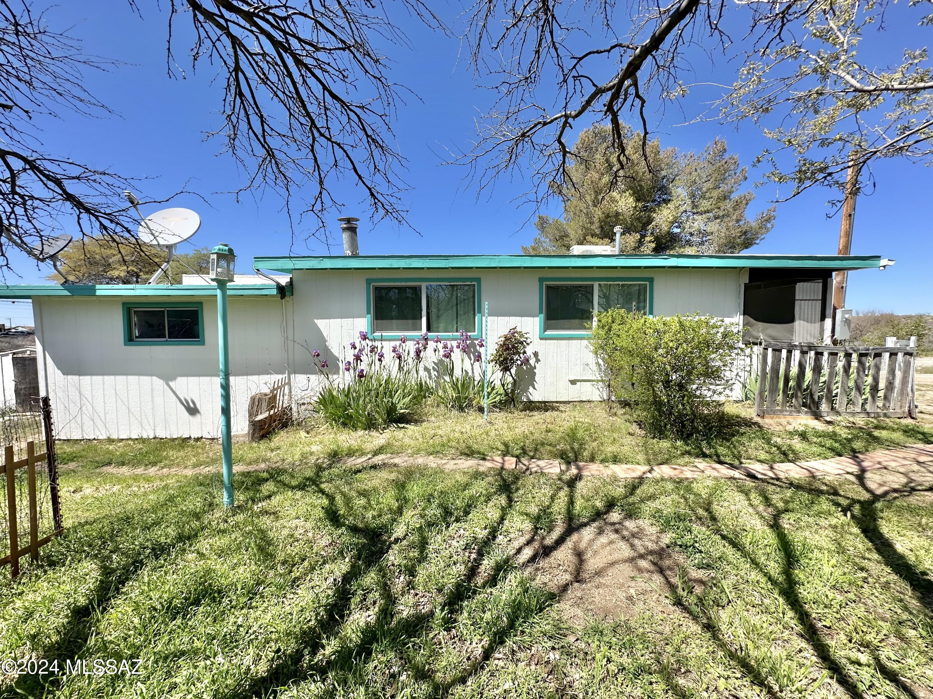 Charming 3-bed 1.5-bath home on .25 acres, with AC! 

Please contact property manager for application / deposit info and to schedule a showing.