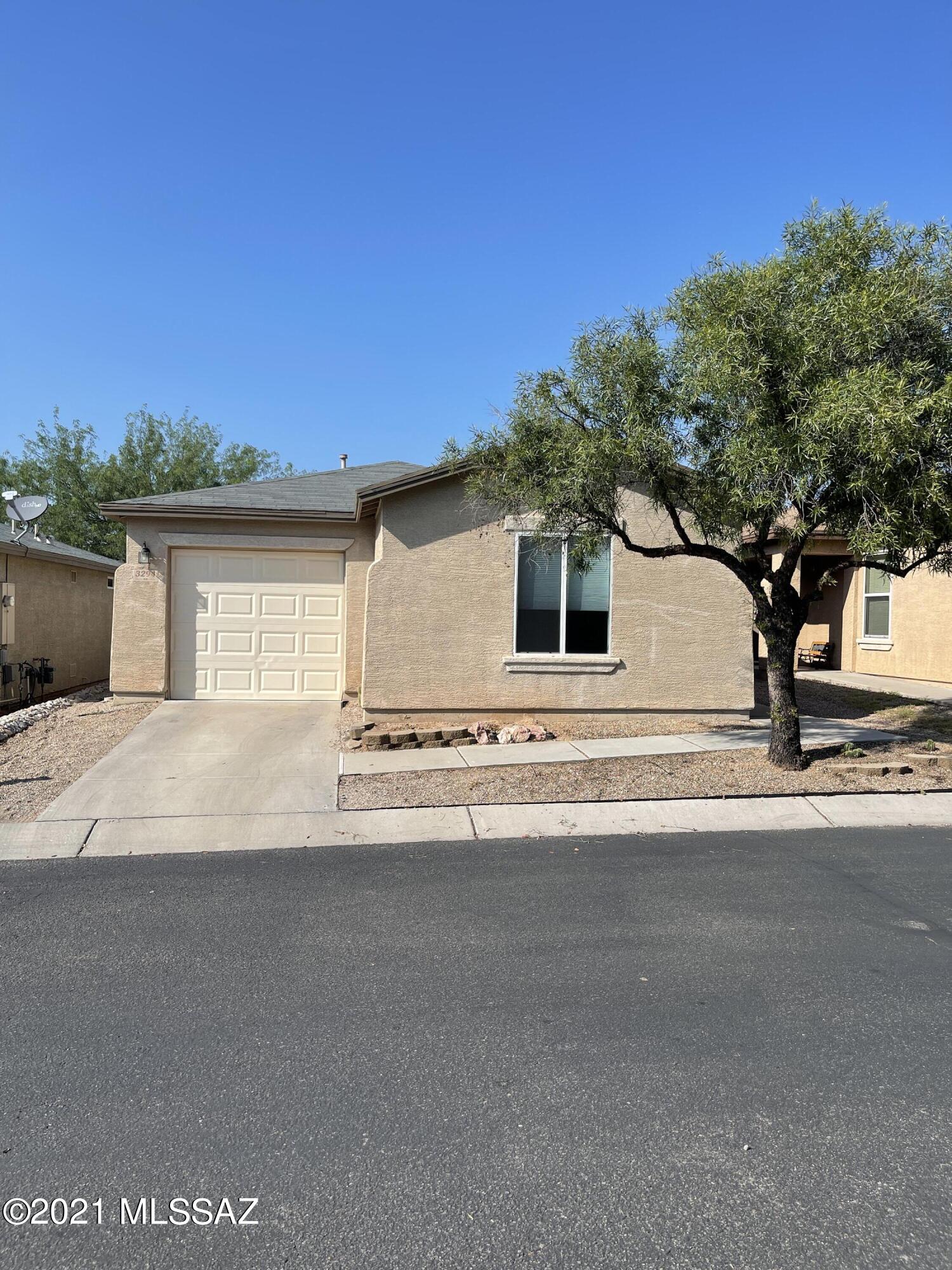 This 3 bedroom/2 bath in Northwest Tucson.  Home is in cul de sac with no neighbors behind.  Master Bedroom has a walk in closet and Master Bathroom includes a Garden Tub.  All Stainless Steel Appliances.