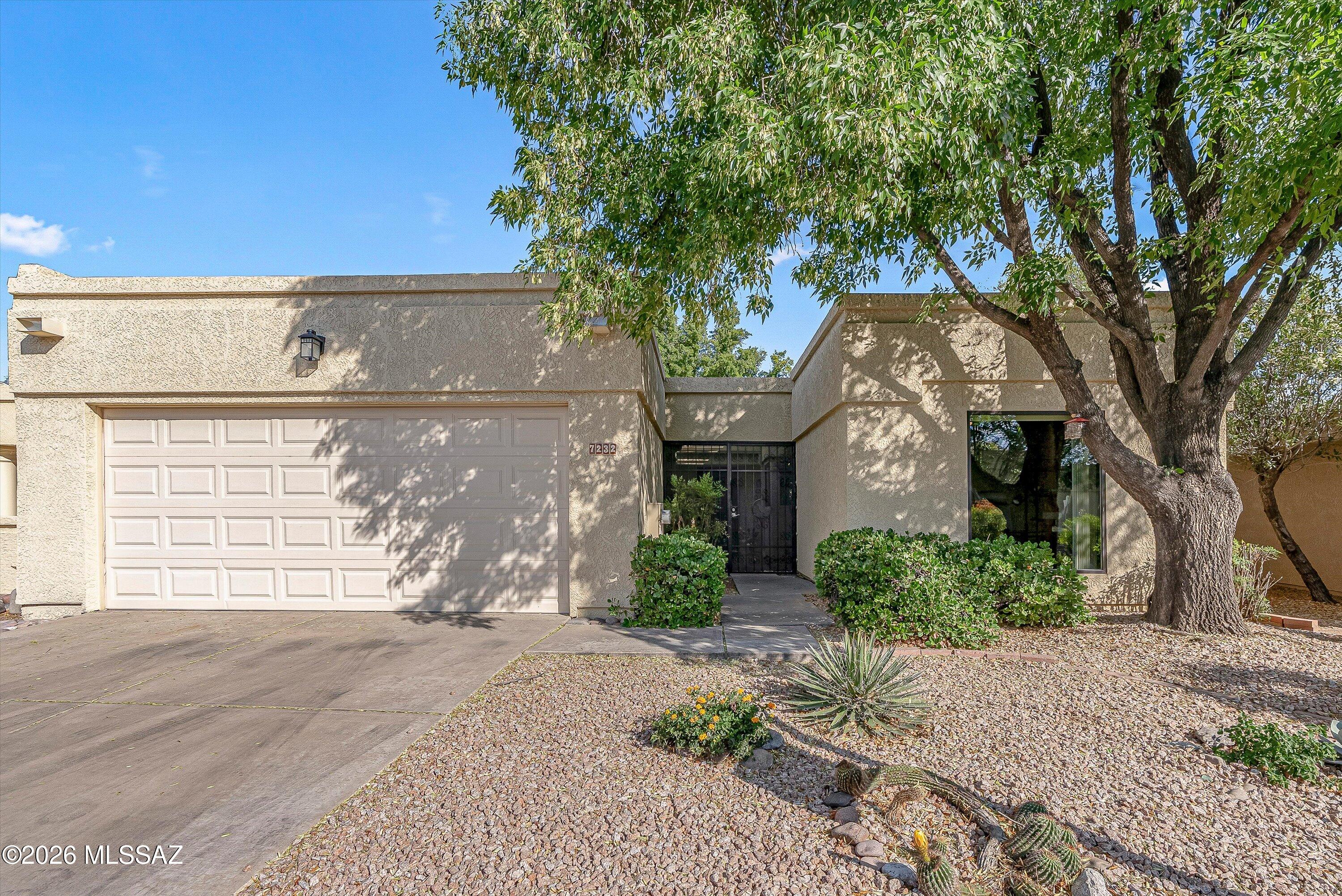 Welcome to easy eastside living in this spacious single-level townhome in the sought-after River Ranch community. Offering generous living space, an attached garage, this home blends comfort with convenience.
Enjoy an active lifestyle just minutes from golf courses, walking trails, and parks, as well as shopping, dining, and everyday conveniences.