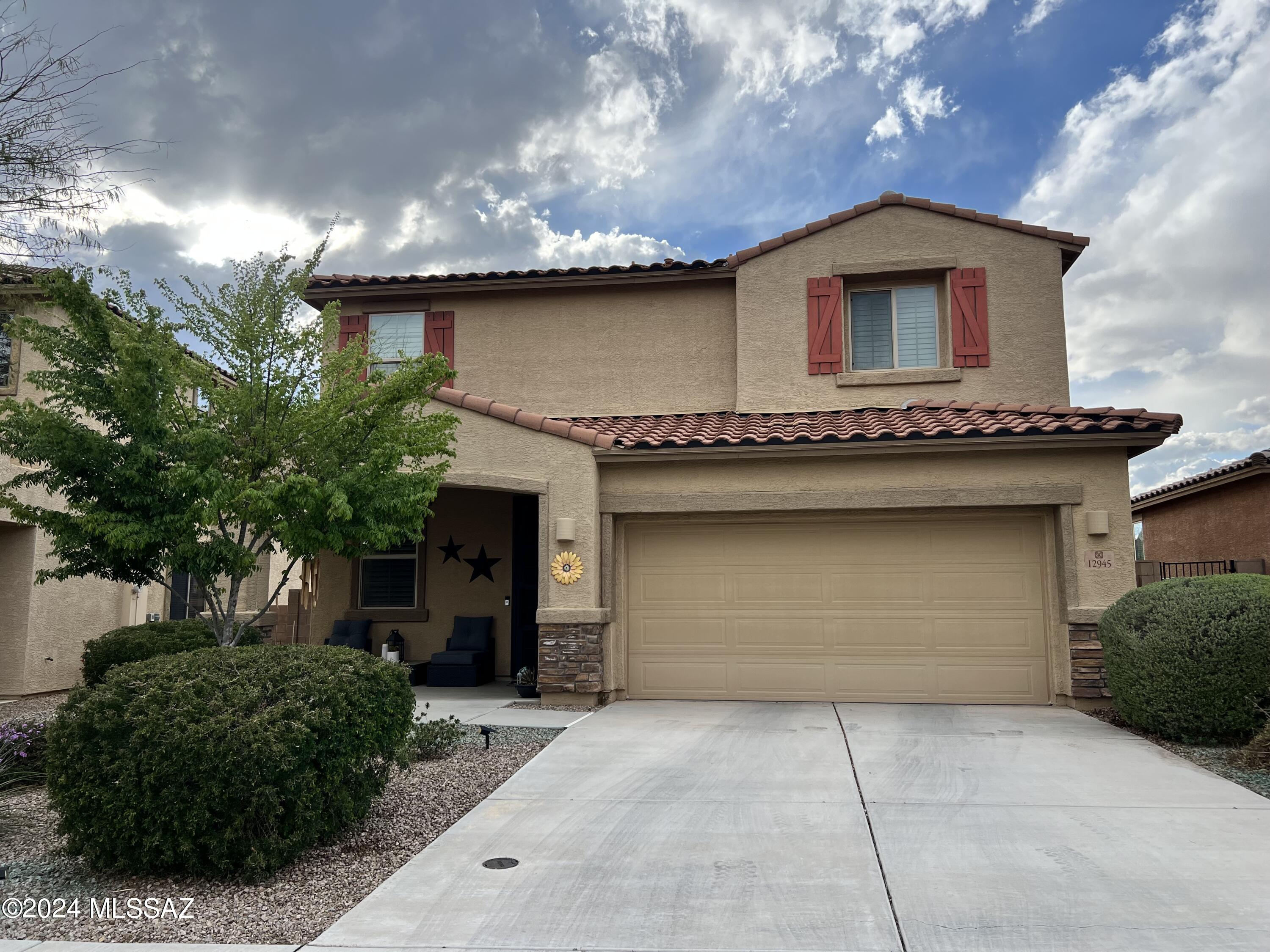 Beautiful 3bdr/2.5ba home in the heart of Oro Valley!
Downstairs offers greatroom/dining area, sitting room w/built-in bookcase, 1/2 ba, kitchen w/granite counters, pantry, gas range, stainless steel appliances, Bespoke refrigerator and counter seating. Also downstairs in spacious primary bedroom w/ensuite featuring dual vanity, walk-in shower, soaking tub and huge closet w/tons of built-ins!
Upstairs you will find a reading nook, Loft, full bath and two bedrooms.
Tenant occupied until 04/30/2026