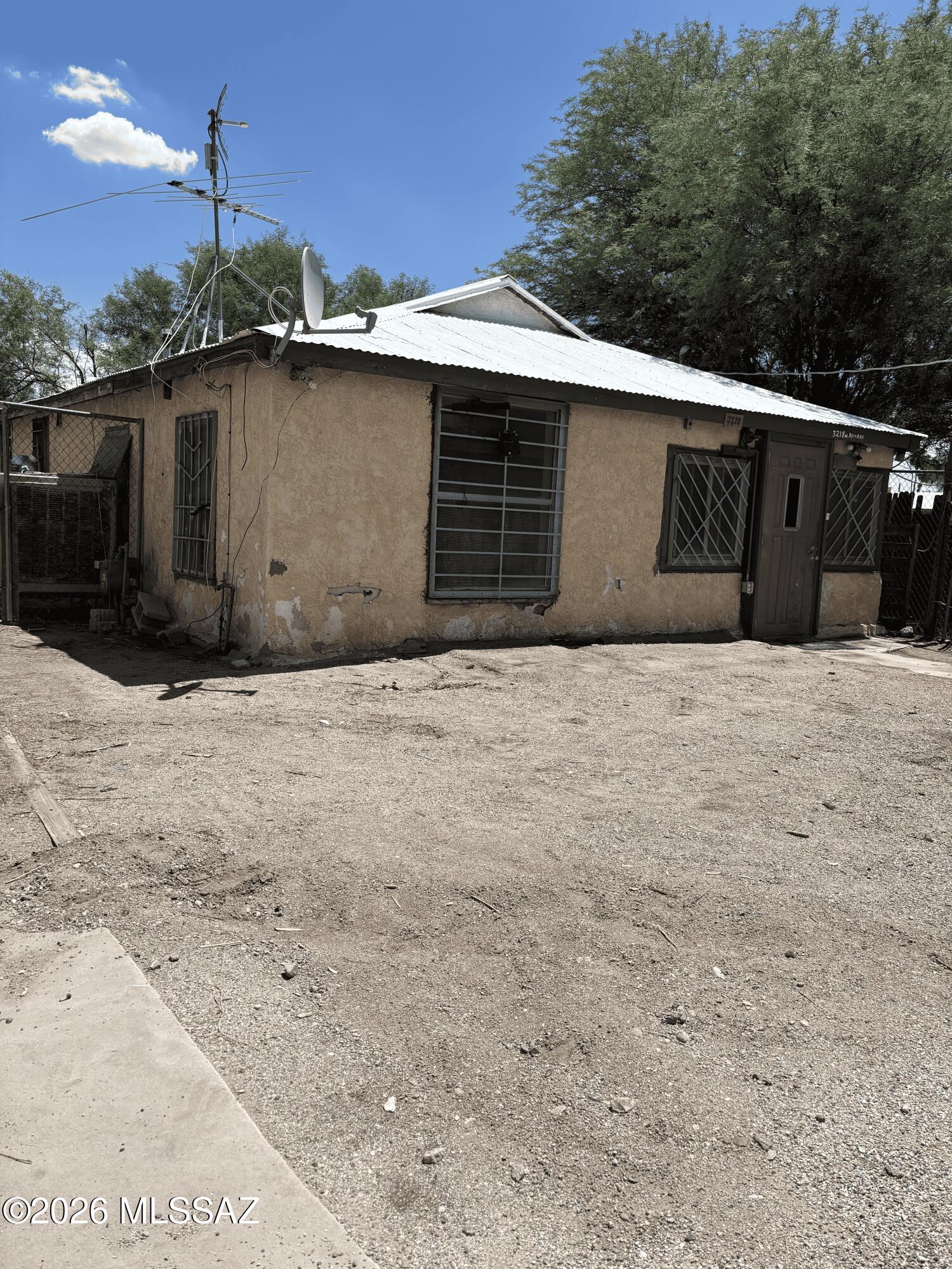 INVESTOR OPPORTUNITY! Value-add property with strong potential for a fix-and-flip, rental, buy-and-hold, or renovation project. Ideal for investors looking for their next fixer-upper, rehab, or income-producing opportunity. Property offers plenty of upside for the right buyer and is ready for your vision and improvements. Conveniently located approximately 5 minutes from the new Casino Del Sol development on Grant Rd, adding to the area's future potential. Bring your contractor and explore the possibilities. Sold AS-IS. Seller will make no repairs. Don't miss this investment opportunity! Investor Special with TLC.

Agent/owner