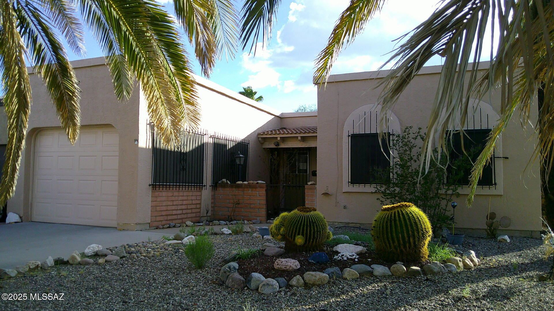 2 bedroom, 2 bath townhome in 55+ community. Located in desirable Country Club North neighborhood. All tile flooring, screened in Arizona room and extra bonus room. Set in a quiet location that includes GVR recreational opportunities including pools, exercise facilities and more. Home was being remodeled but needs to be finished. Opportunity to get a great value and complete this home the way you want it.
