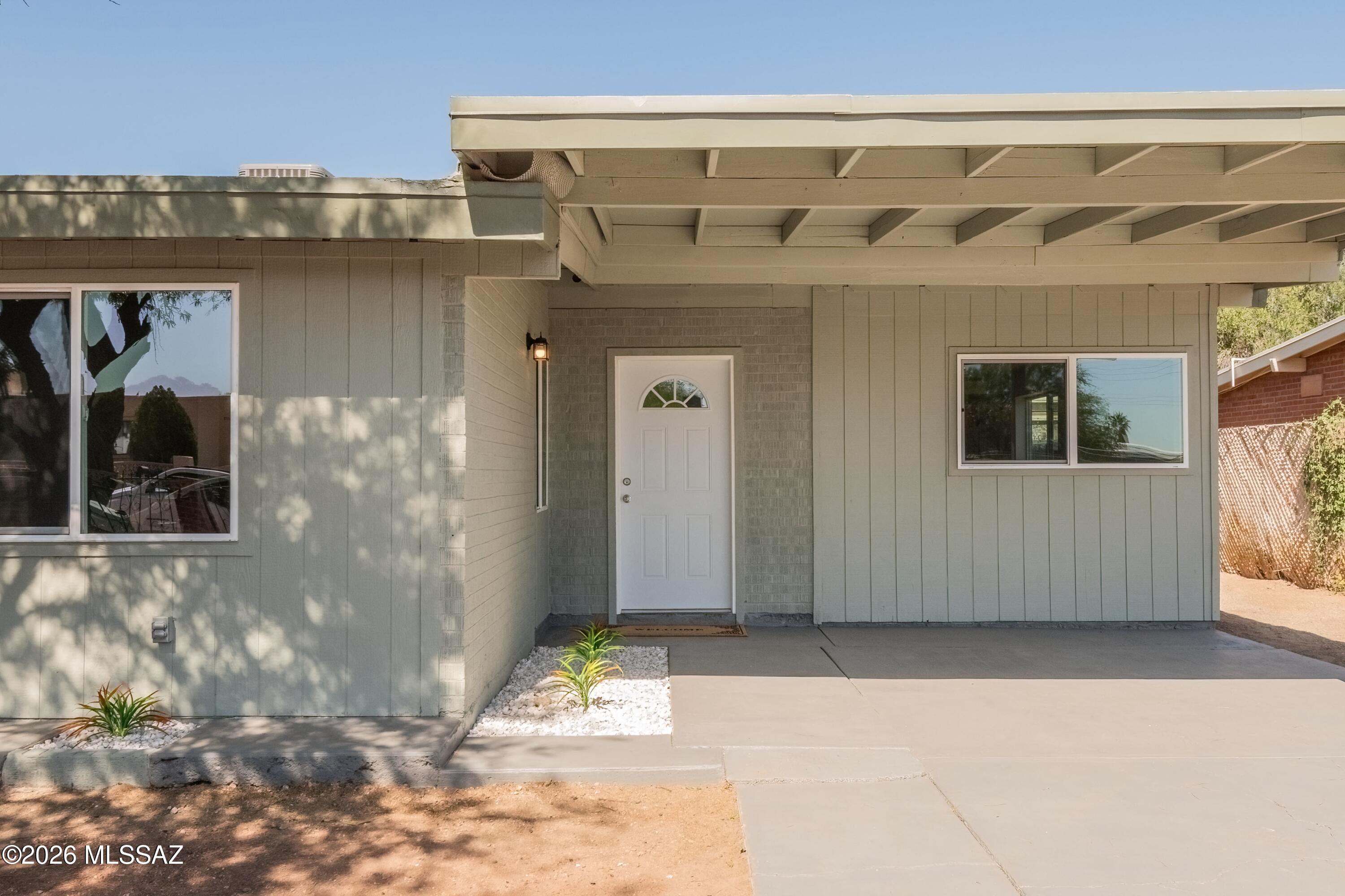 Beautifully remodeled 3/2 with an optional den/office/nook area. This updated home features brand new stainless-steel appliances, new cabinetry and countertops, new luxury vinyl plank flooring throughout, updated electrical panel, new bathrooms, and new double pane windows.
ADDITIONALLY, NEW HVAC FOR THE TUCSON SUMMERS. Enjoy the large, fenced backyard with privacy screen and brick BBQ pit.  Move in ready and full of charm!