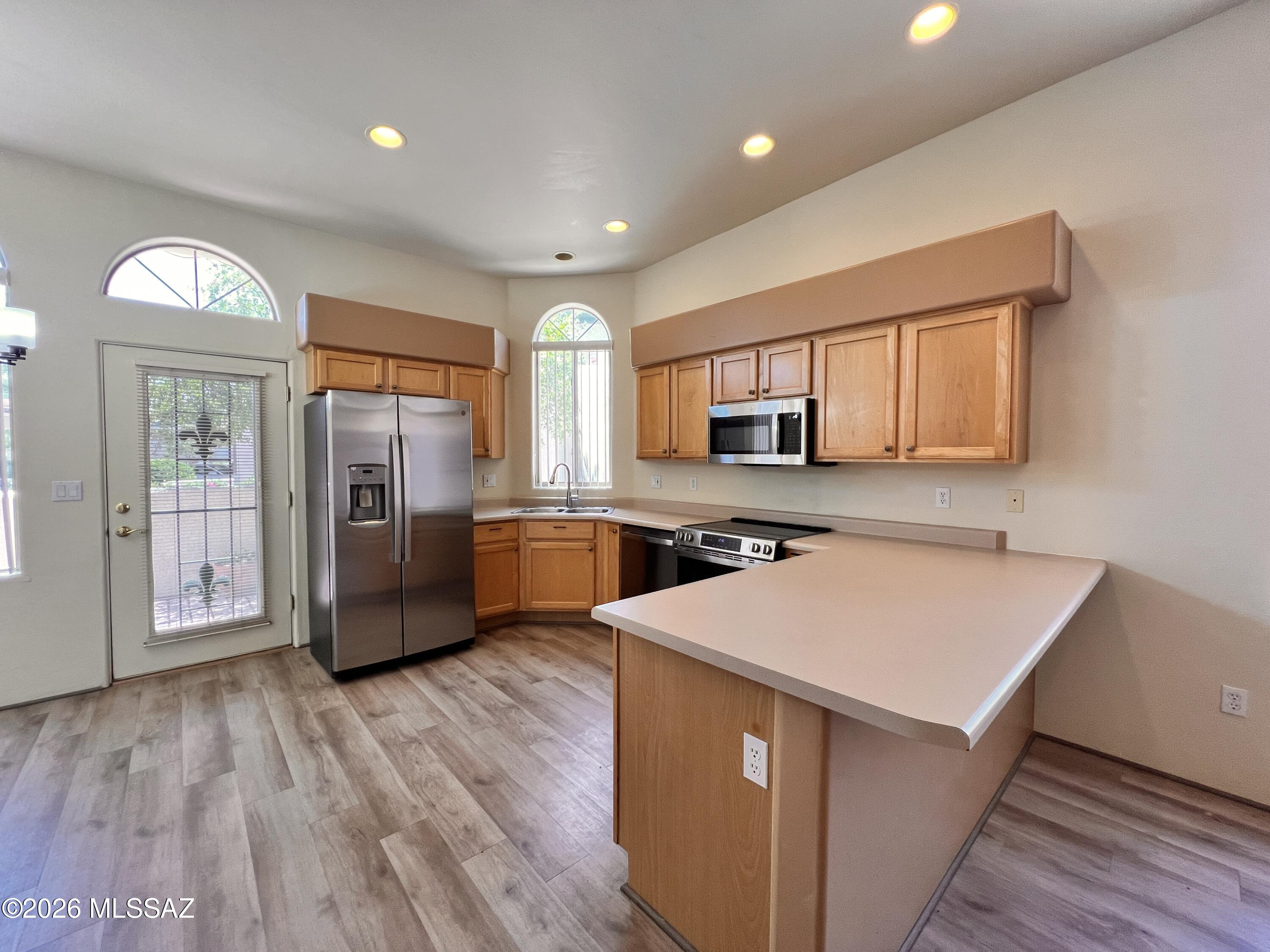 Beautiful 2bdr/2ba split bedroom floorplan in gated 55+ community w/sparkling pool, spa and recreation center. Spacious greatroom w/high ceilings and natural light, open kitchen area w/pantry and lots of counter space. Eat-in kitchen nook overlooks back patio. Relax on your front gated courtyard patio