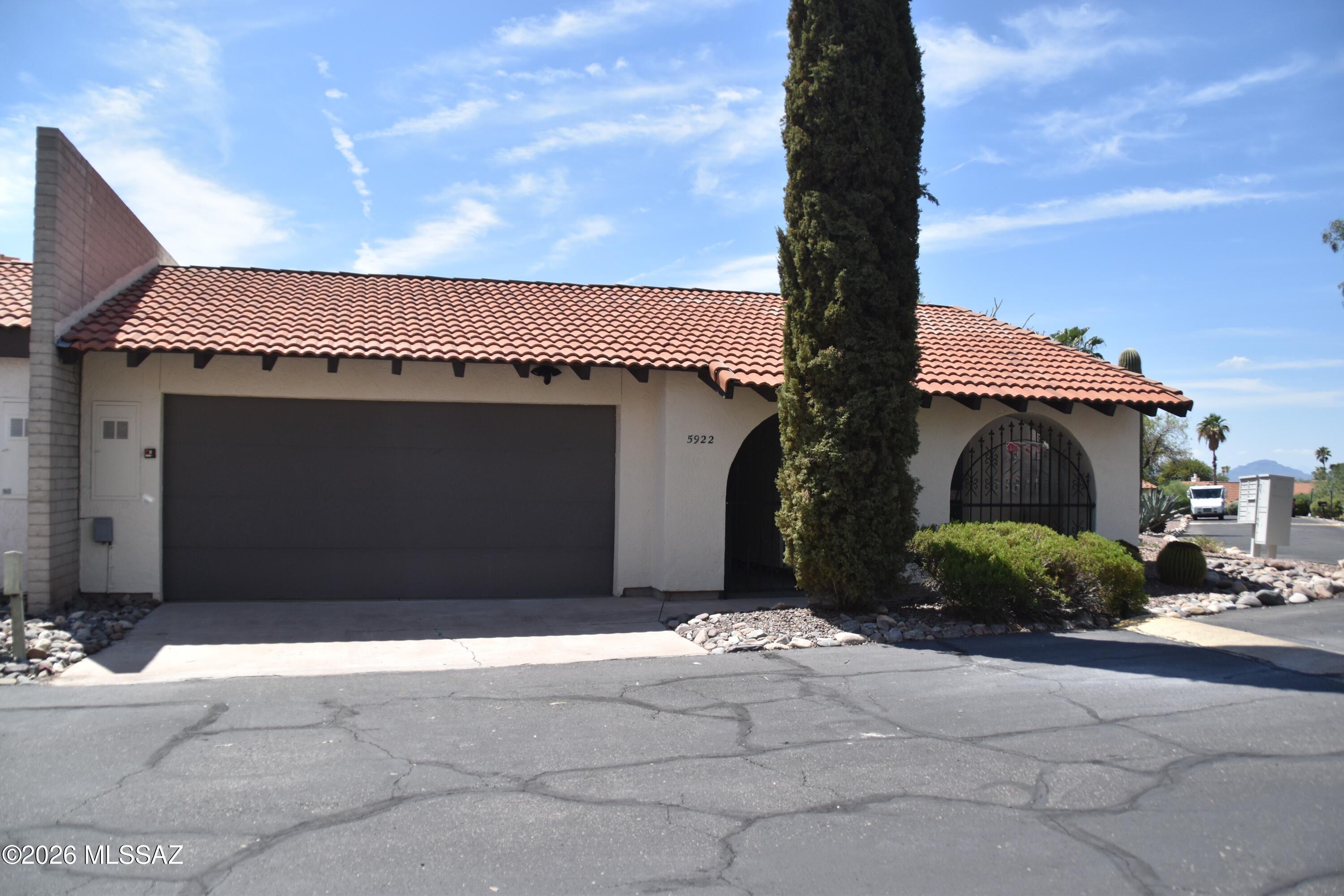 Don't miss this fully remodeled 2 bed/2bath split floor plan townhouse in the desirable foothills neighborhood of Catalina del Rey..  This spacious layout, open floor plan is bright and airy.  Enjoy entertaining in the open concept kitchen.  Generous size bedrooms.  Community amenities include swimming pool, tennis court and a club house.  Near shopping, dining and hiking.  Owner/Agent.