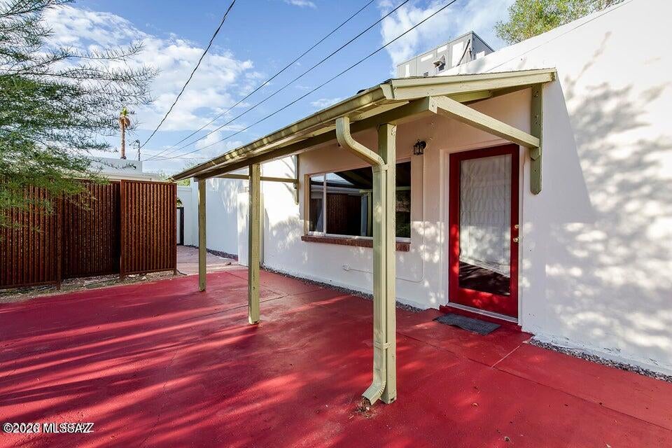 *Owner/Agent* .This delightful 1 bedroom/1 bath guest house is conveniently located near the UofA, shopping & restaurants.