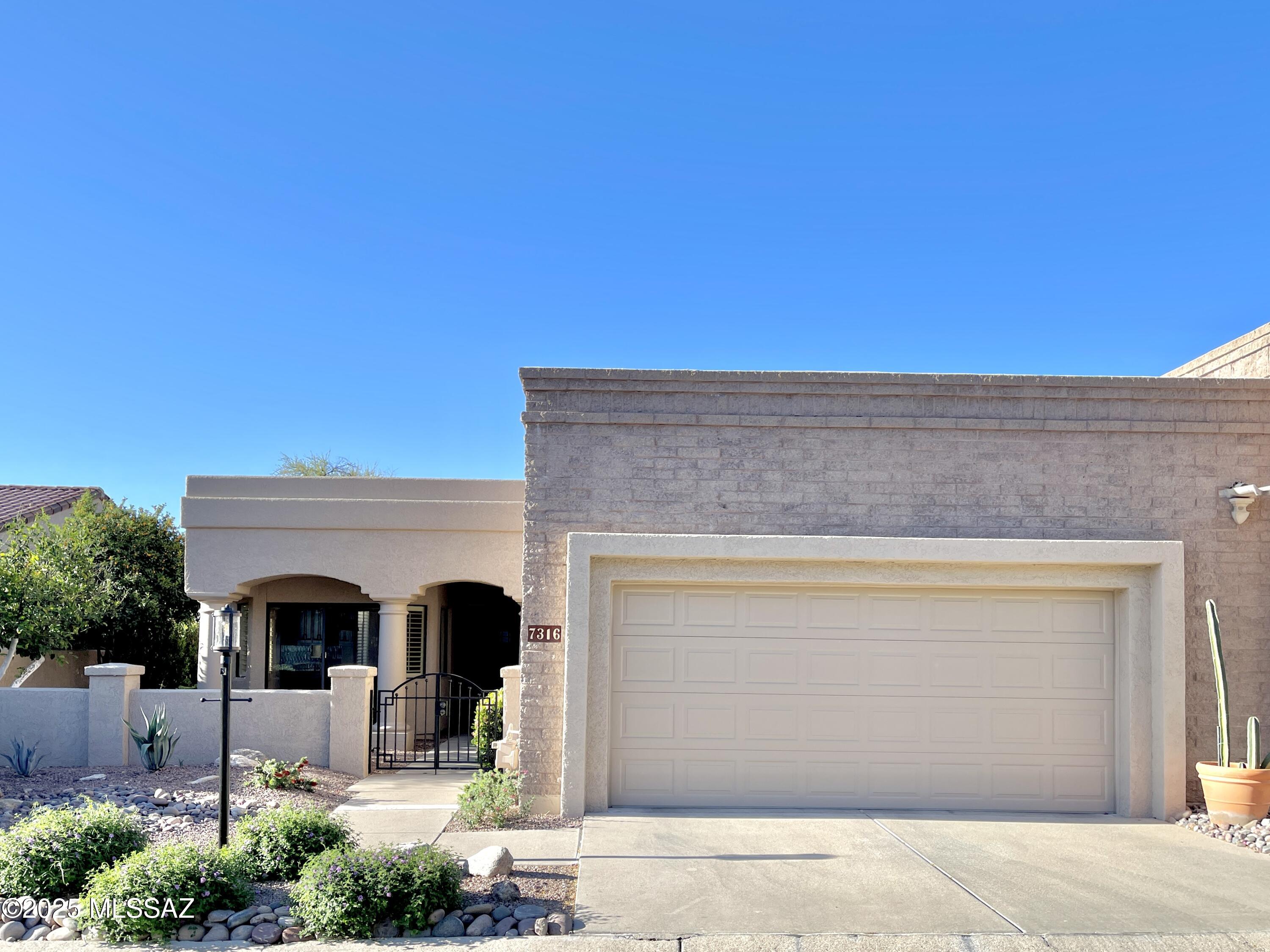 Stunning views in this 3bdr/2ba Ventana Canyon home Overlooking the 1st green! Gorgeous kitchen featuring Black Quartz counters, tiled backsplash, stainless steel appliances, convection oven and more! Spacious Greatroom w/beautiful wood floors, wet bar w/icemaker and wood burning fireplace. Primary bedroom w/bonus room offers those lovely views! Split bedroom floorplan, two car garage, gated courtyard entrance and much more! This is a must see