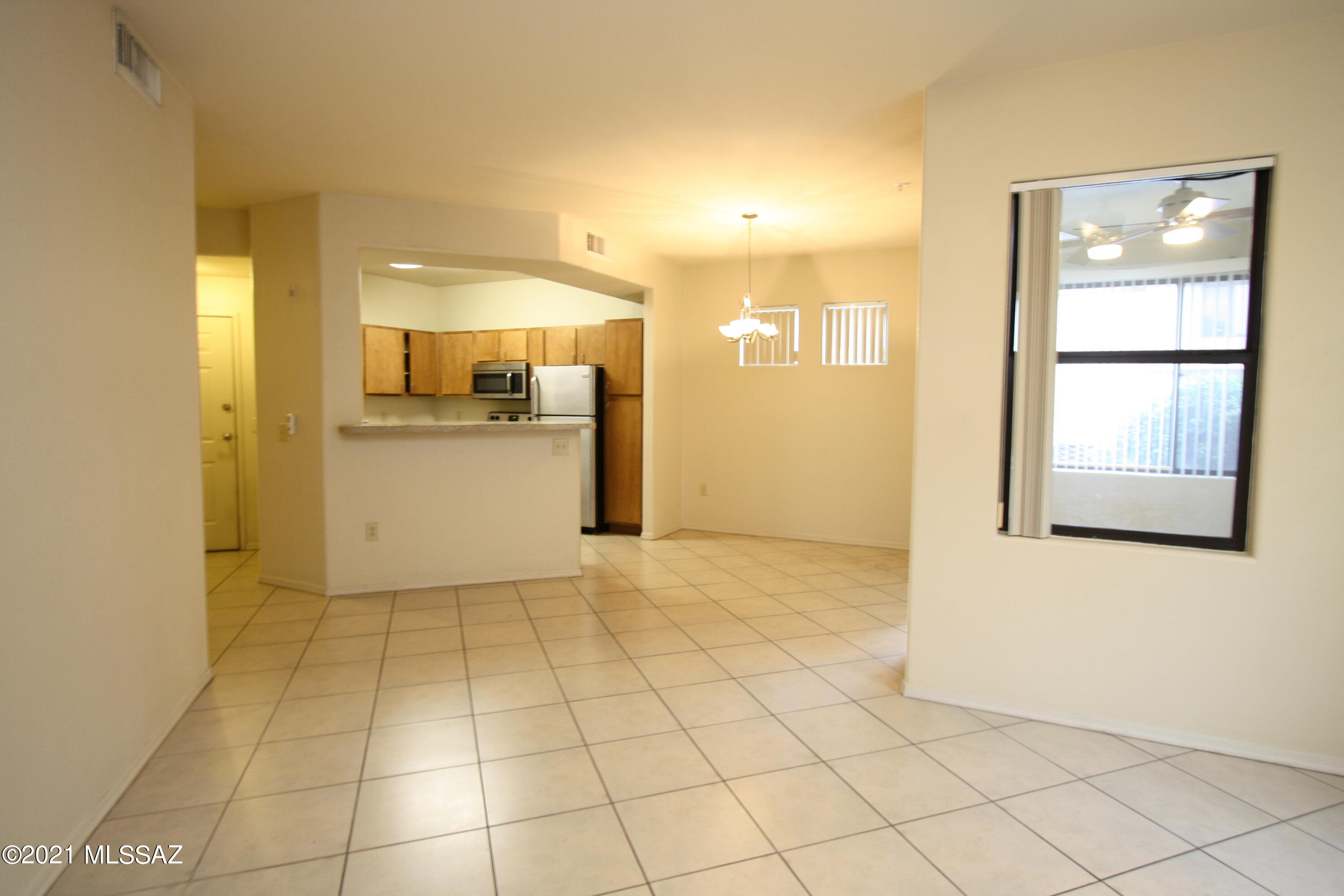 This Charming 1bdr/1ba condo w/enclosed patio is located in a gated community with a private entrance to the Rillito Riverwalk, plus it's an easy stroll to nearby shopping, fine dining, coupled with Great Amenities-what more could you want? Enjoy the community pool, spa and fitness center! Tiled floors, and stainless steel appliances.
Tenant occupied until 06/30/2026.