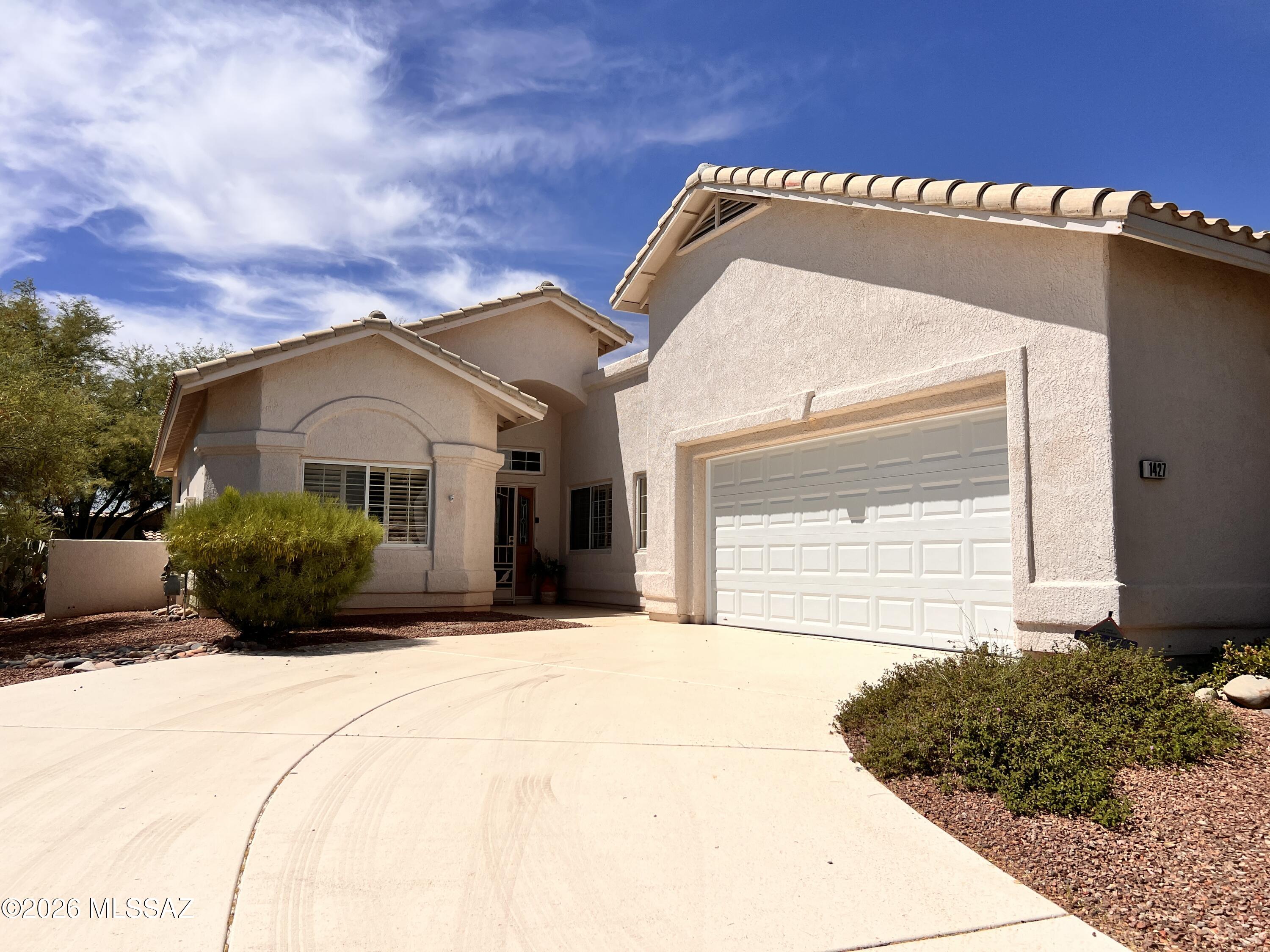Located in the heart of Oro Valley in the gated community of Carmel Point, this 2bdr/2ba townhome offers a split bedroom floorplan, ceiling fans, two car garage, spacious Living room, open/bright kitchen with counter seating.
Laundry room is just off the kitchen and includes full size washer/dryer.
Nice size patio is accessed from both living room and primary bedroom and offers mountain views.
Minutes to shopping, library, post office, biking, hiking and more!
Trash service and front yard landscaping is included.