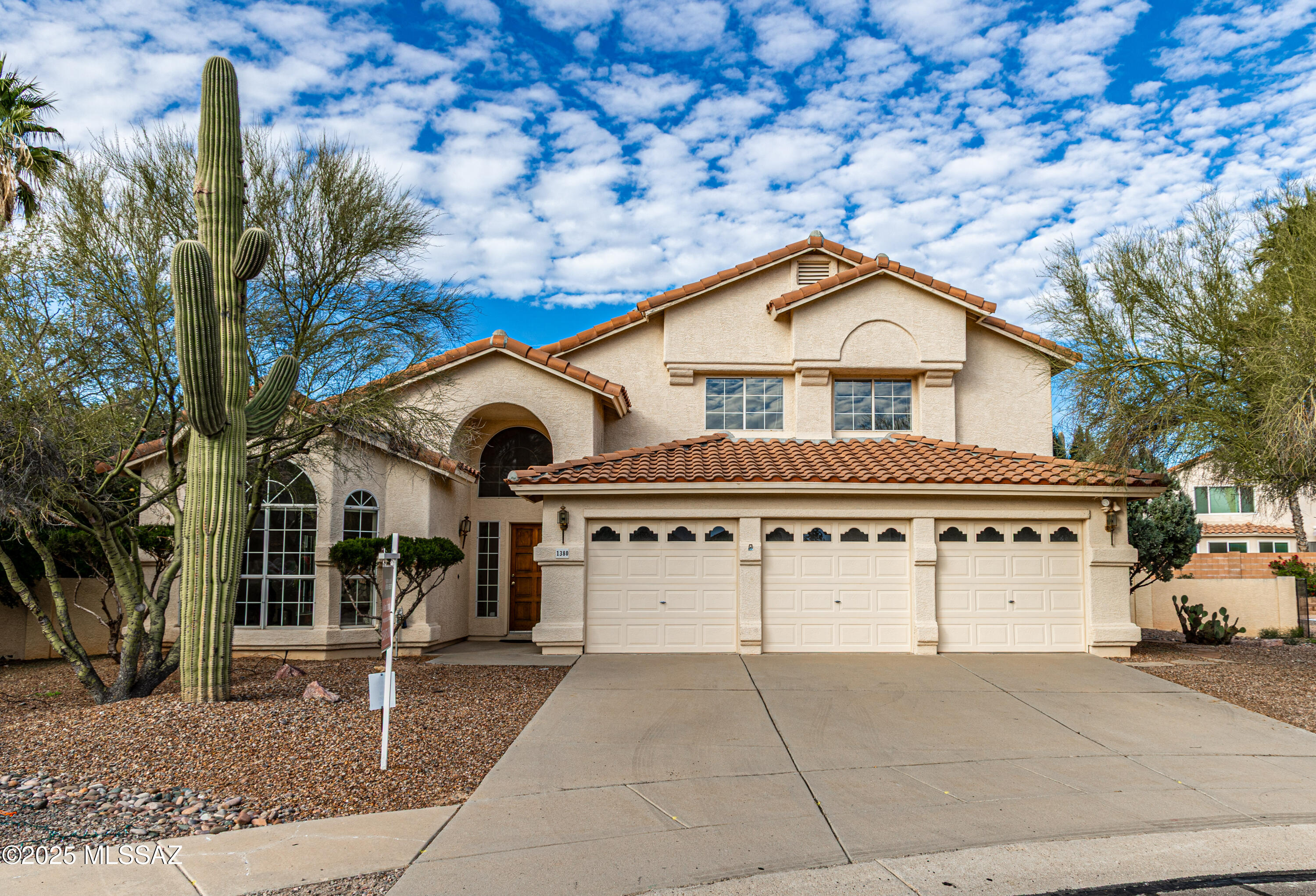 Beautifully updated 5-bedroom, 3-bath Copper Creek home tucked into a quiet cul-de-sac in sought-after Oro Valley. Nearly 3,000 sq ft with soaring ceilings, abundant natural light, & a spacious first-floor primary suite, ideal for long-term comfort or multi-generational living.
The flexible floor plan includes formal living and dining spaces along with a welcoming family room featuring a cozy fireplace. Bay windows throughout enhance the light-filled feel and create an open, inviting atmosphere. Upstairs offers four additional bedrooms, including one with built-in bookcases--perfect for a home office or study.
Major updates provide peace of mind, including newer zoned HVAC, a 1-year-old water heater, no poly pipes, fresh interior paint,new carpet--making the home truly move-in ready