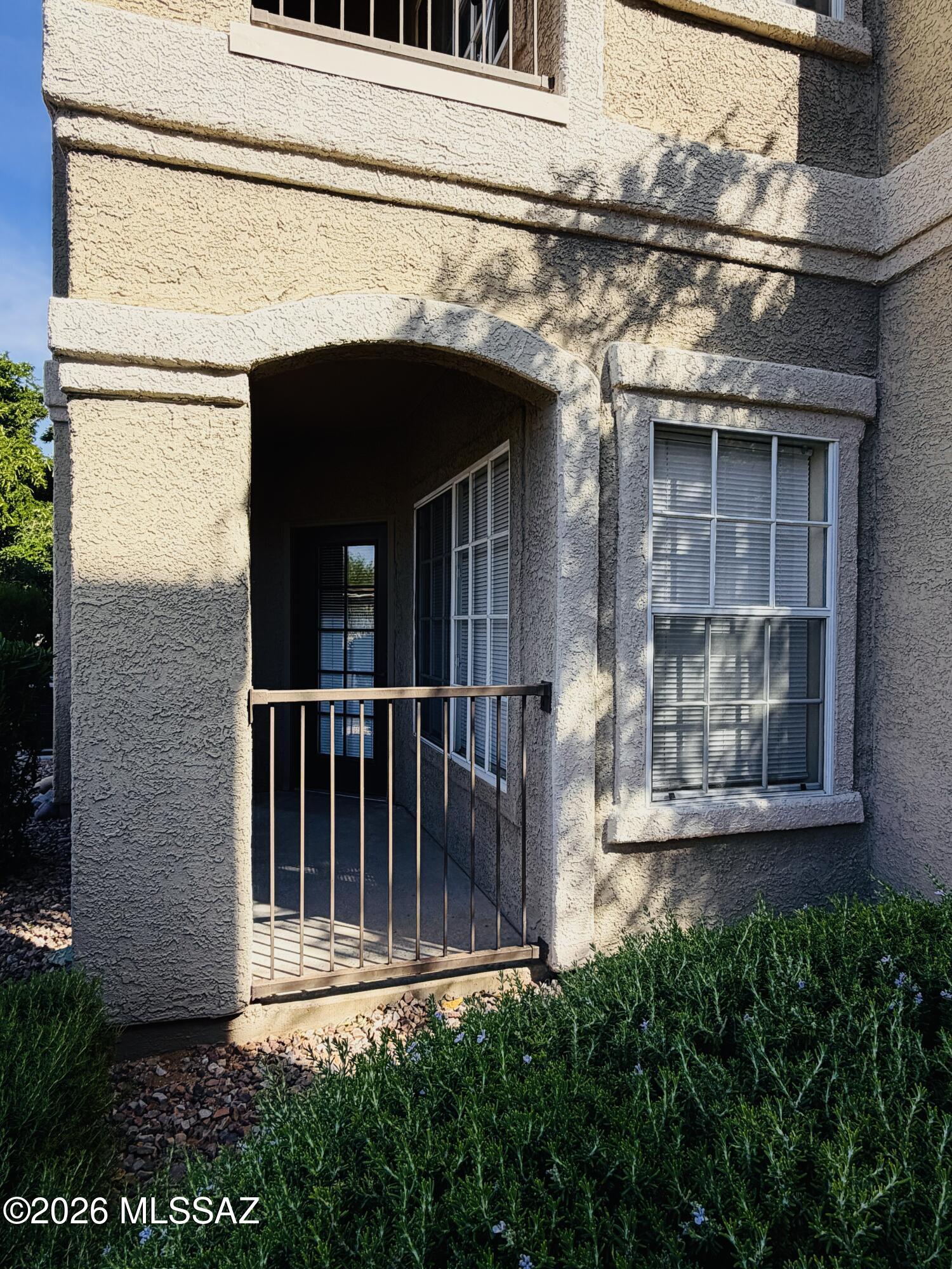 The Prestigious La Reserve community condo is a 2bd/2ba with garden tub and spacious walk-in closets, private patio, heated pool and spa, fitness center.  Washer and Dryer Included. EMS Realty represents the Landlord only in this listing.