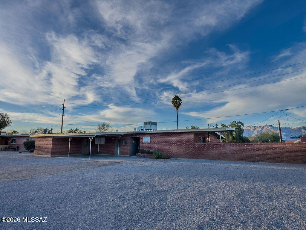 Charming, Fully furnished 3 bed 2 bath home. Very Comfortable And Inviting! Available as Furnished or Unfurnished (1 Year Min Lease). Call to schedule a showing today!