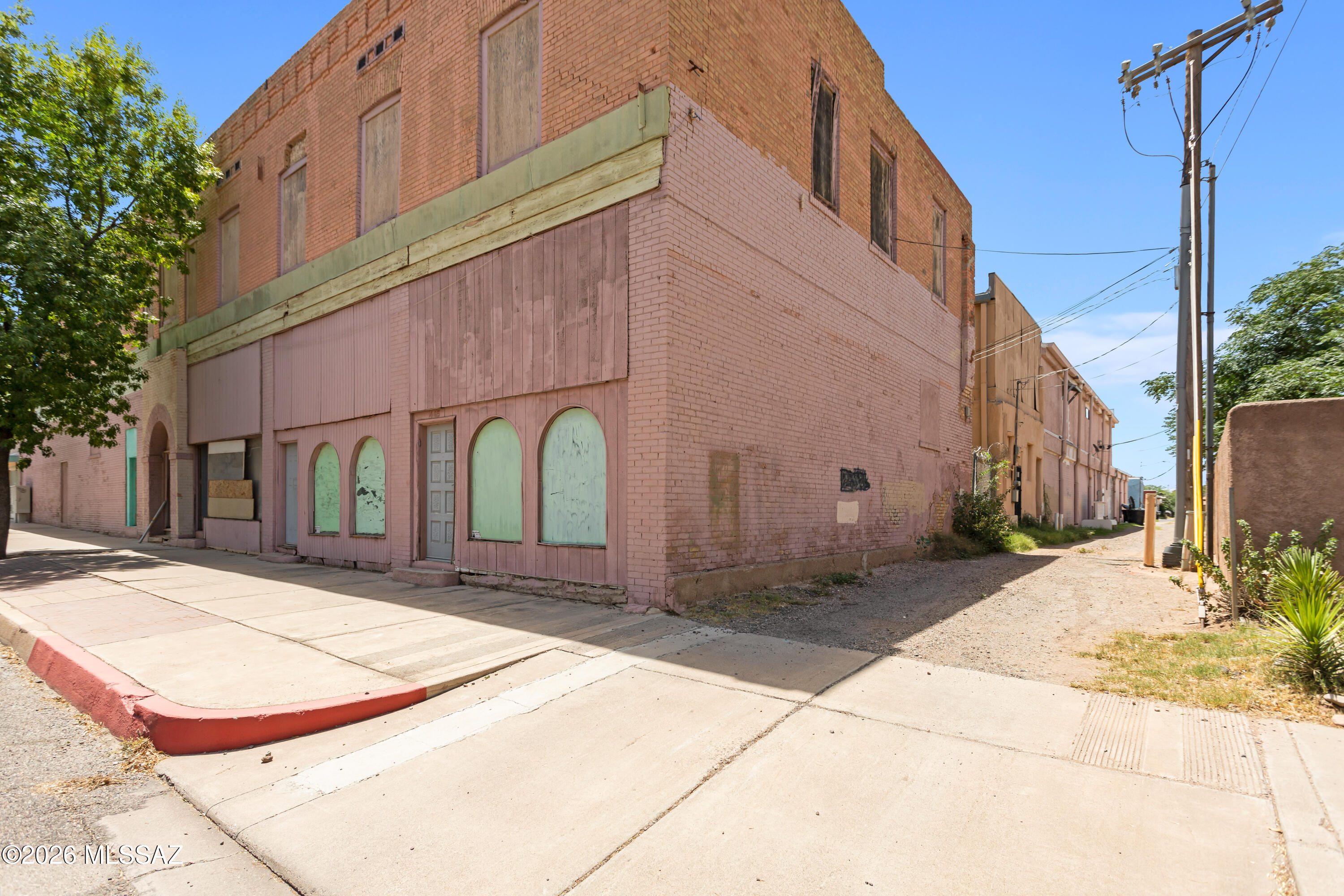 Main image without alt text