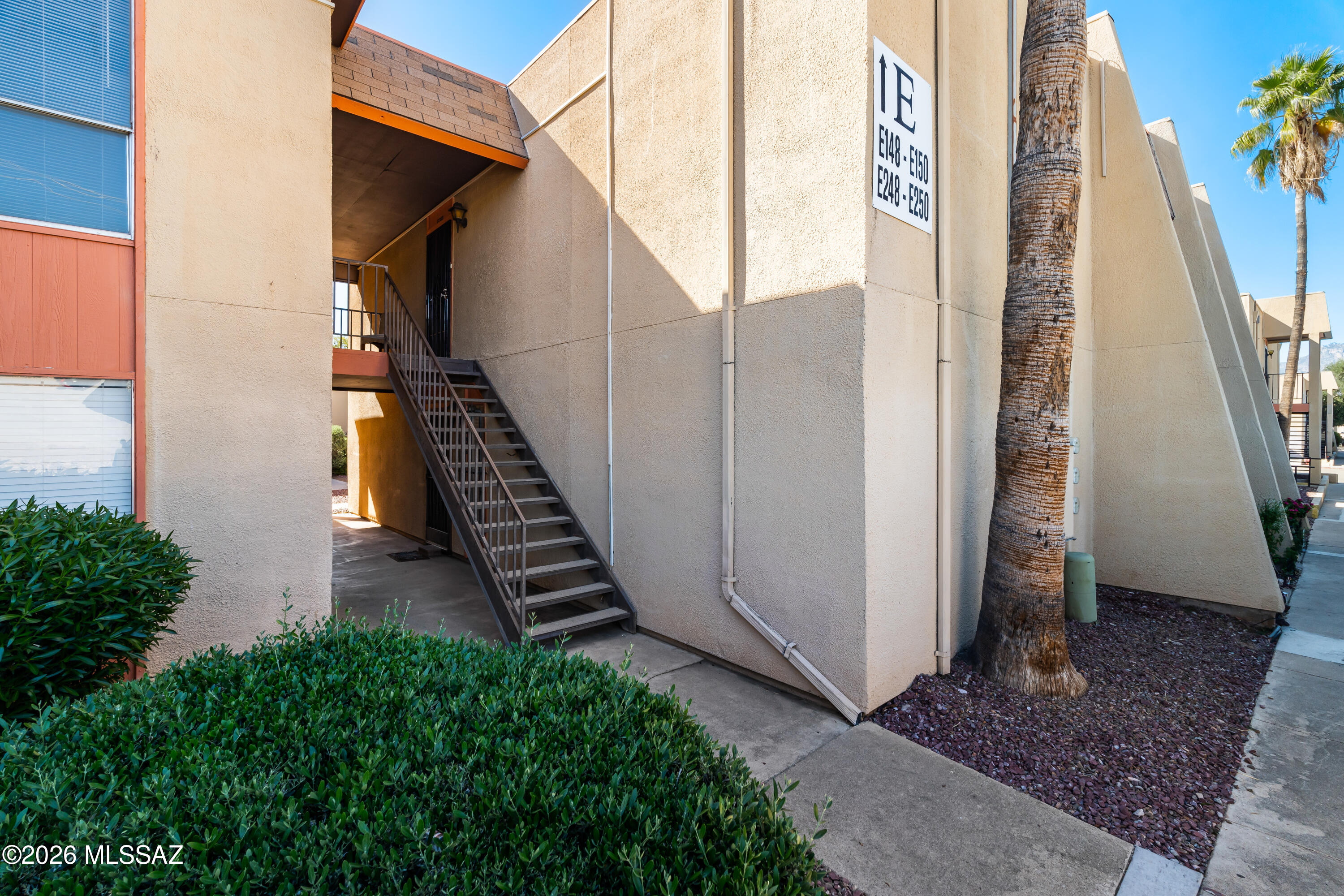 Investor's paradise! Adorable 2/2 Condo in the central Tucson! Current M2M tenant (would like to stay on).