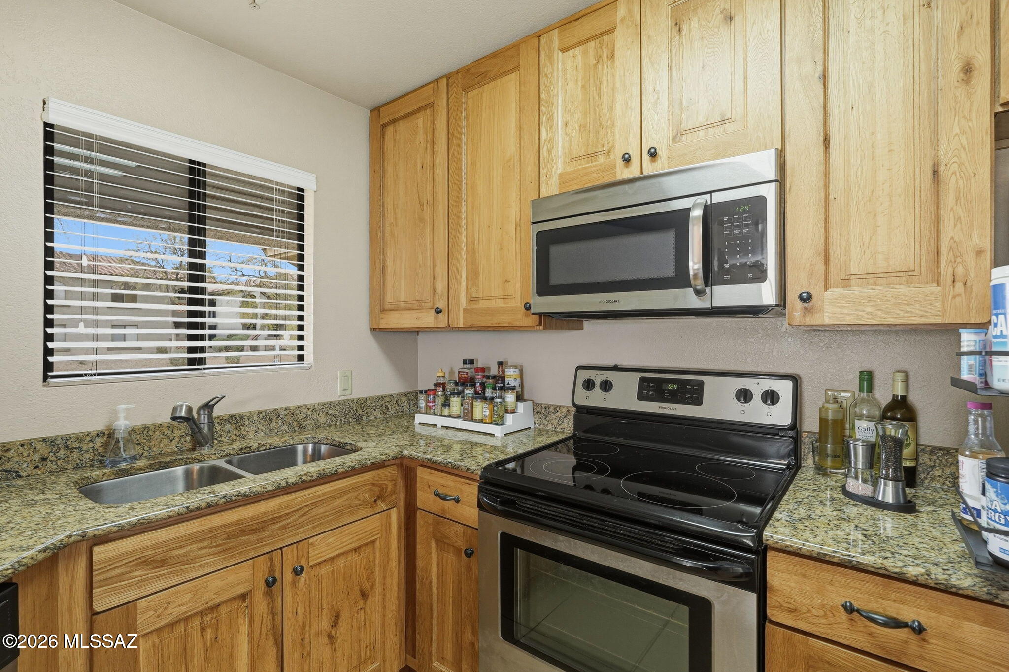 Located in the Catalina Foothill School District, this two-bedroom, two-bathroom, second-floor condo. Features new engineered and tile flooring throughout, NO Poly piping, brand-new PEX piping, a new refrigerator and water heater. The private patio is spacious enough for entertaining or relaxing. The community offers excellent amenities, including two heated pools with spas and waterfalls, a state-of-the-art gym, a clubhouse, lush green areas, barbecue ramadas, and a dedicated play area. Close to restaurants, grocery stores, banks, salons, golf courses, and tennis courts. At this price, it's a must-see!
