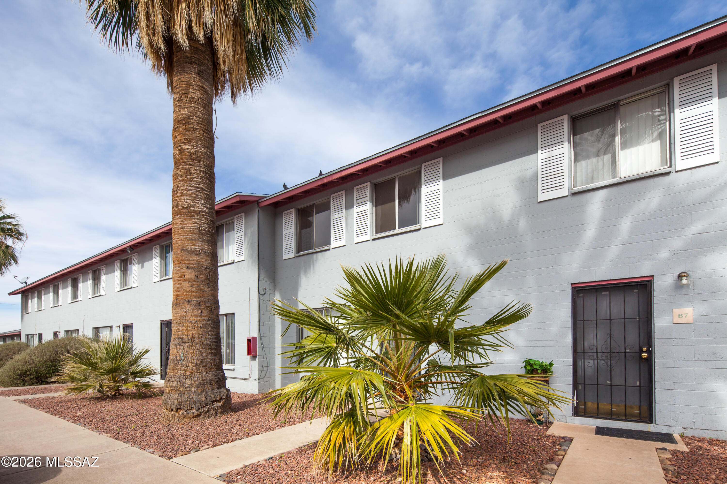 Craycroft Gardens Apartments offer a convenient Tucson location just north of Tucson International Airport, with easy access to the I-10 freeway. Situated minutes from Freedom Public Park, Park Place Mall, dining, shopping, and Raytheon, this community provides both comfort and accessibility.

Our pet-friendly apartments feature wood-style flooring, kitchen pass-through windows, and private backyards. Residents enjoy amenities including a swimming pool, laundry facilities, and ample parking.