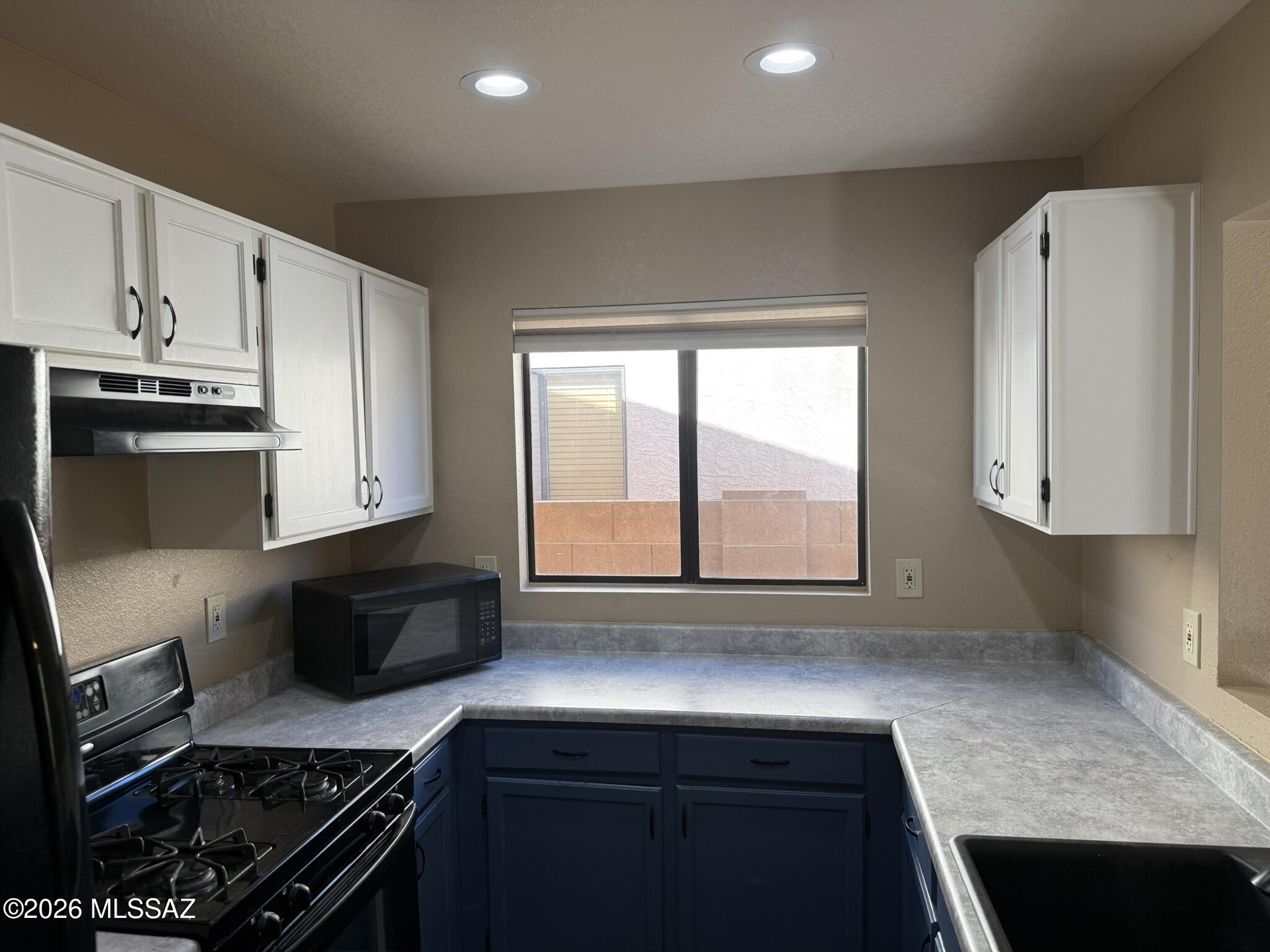 Country Club(1-221) - Residential Lease