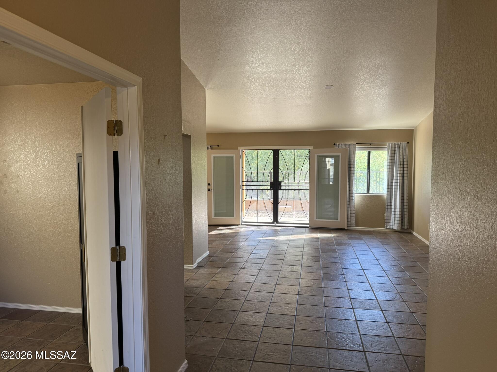 Country Club(1-221) - Residential Lease