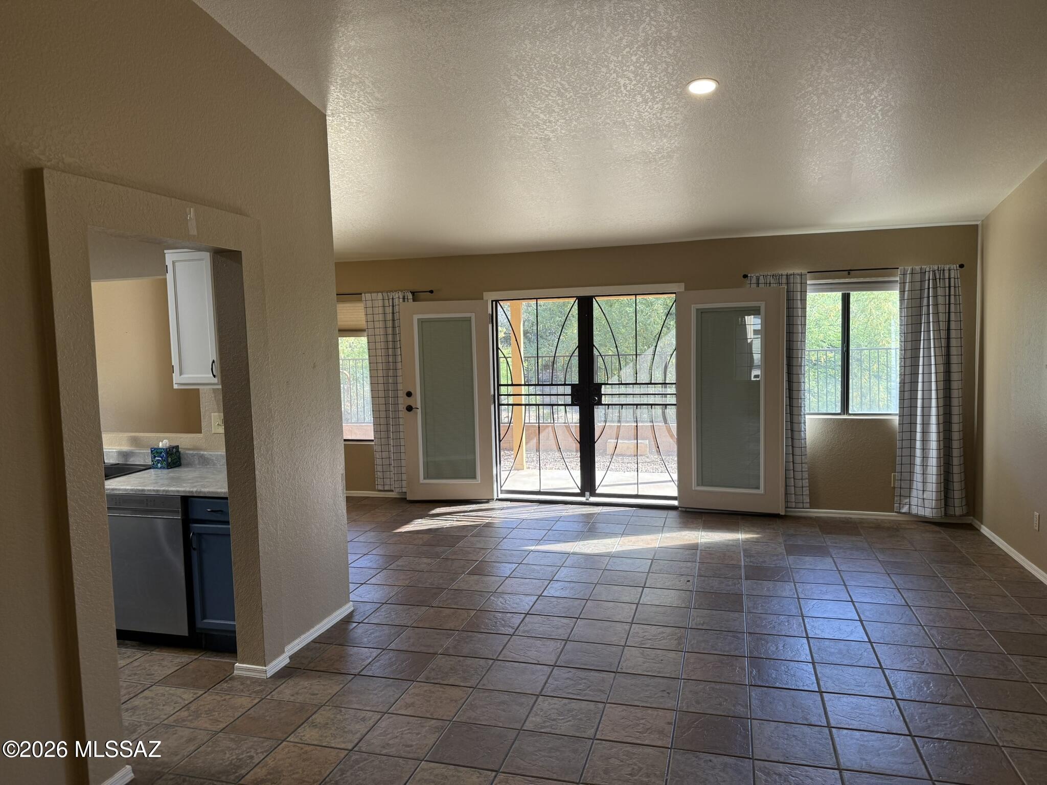 Country Club(1-221) - Residential Lease