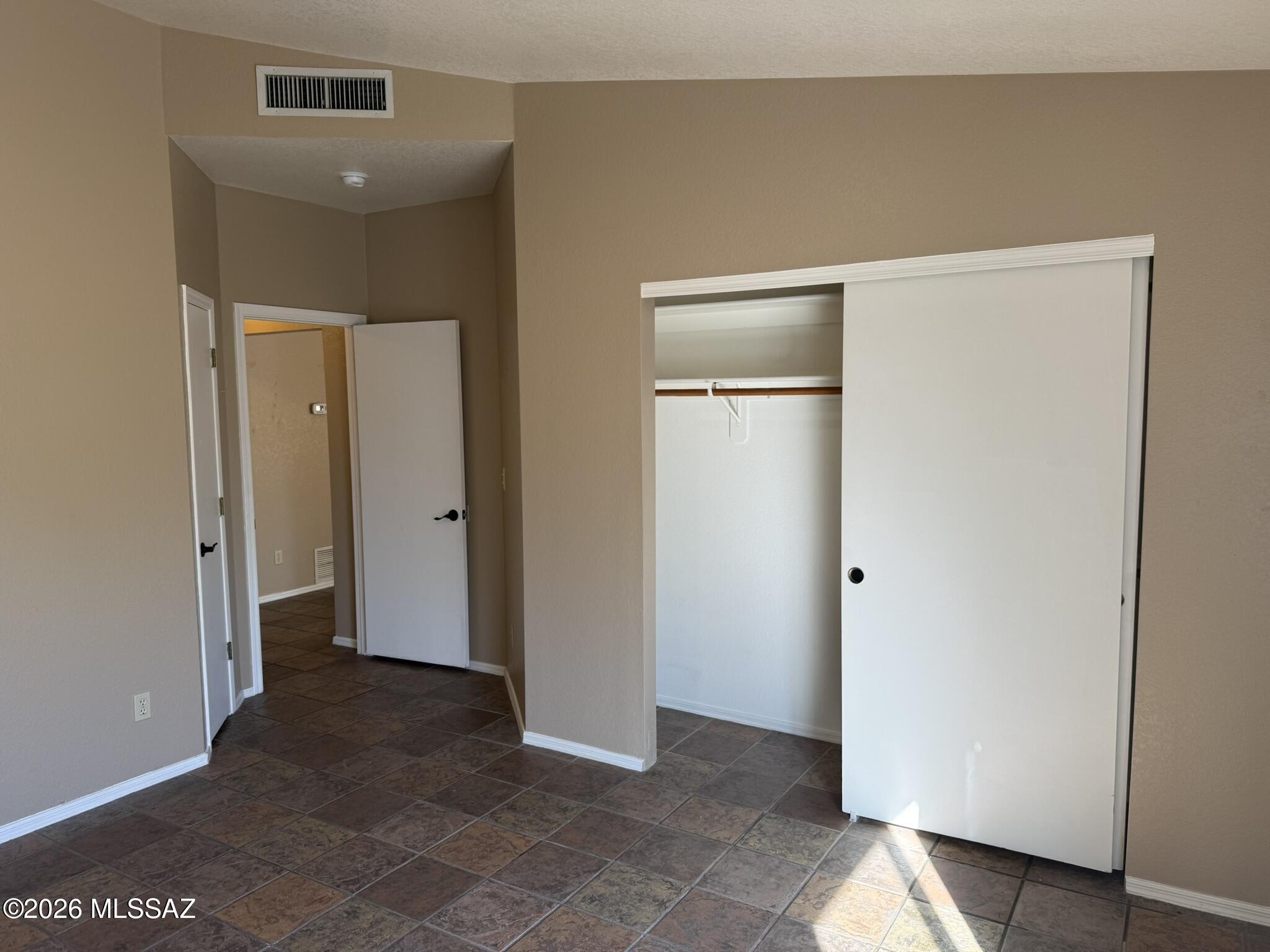 Country Club(1-221) - Residential Lease