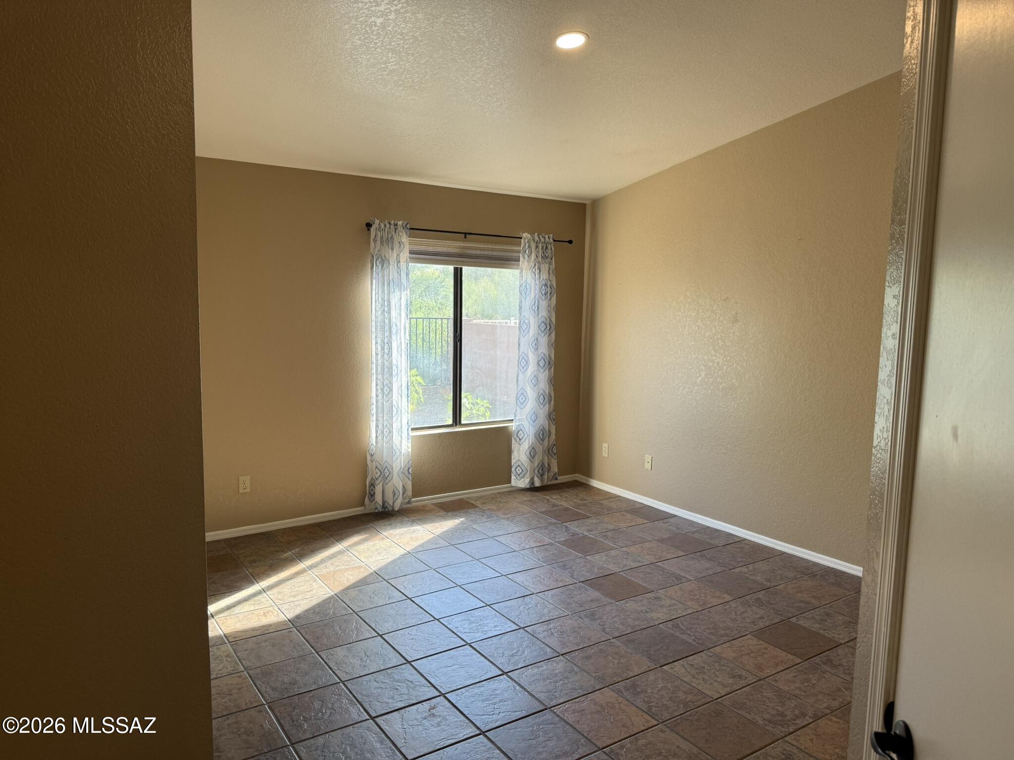 Country Club(1-221) - Residential Lease