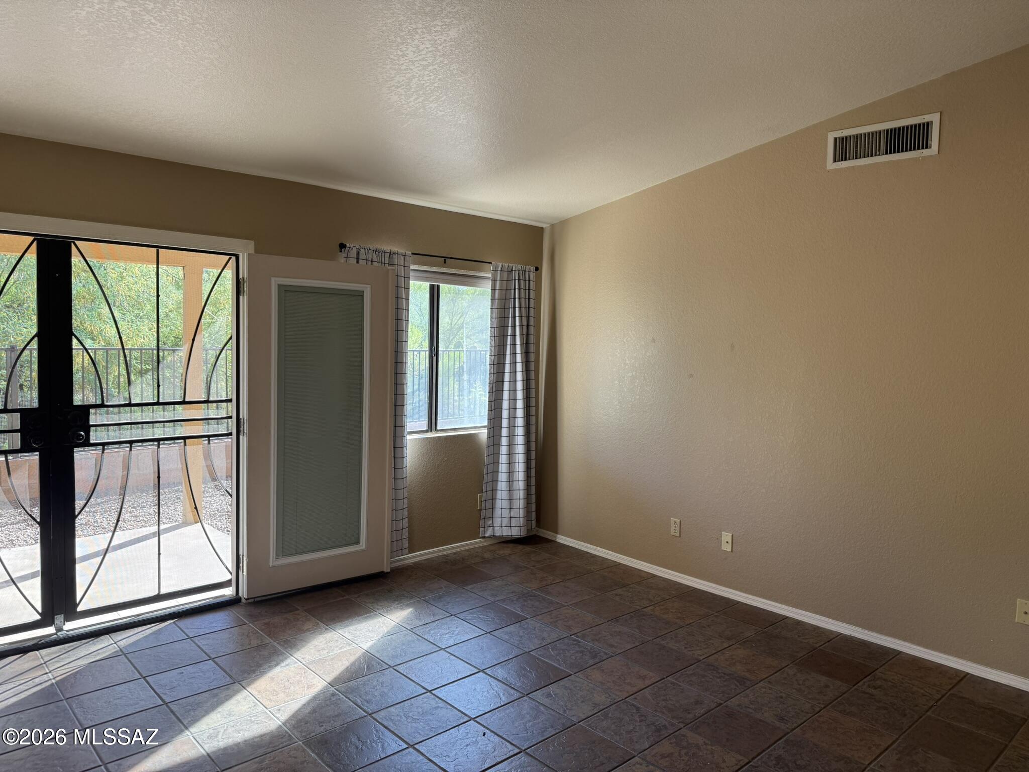 Country Club(1-221) - Residential Lease